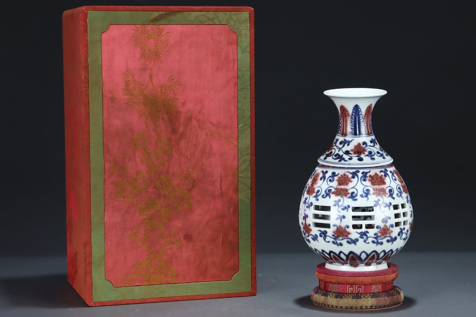 An Exquisite Blue and White Underglaze-Red Lotus Pattern Vase: An Exquisite Blue and White Underglaze-Red Lotus Pattern Vase,Ming Dynasty,China,Xuande Six-character Mark,Size:8.6inx5.5in 青花釉里红缠枝莲纹
