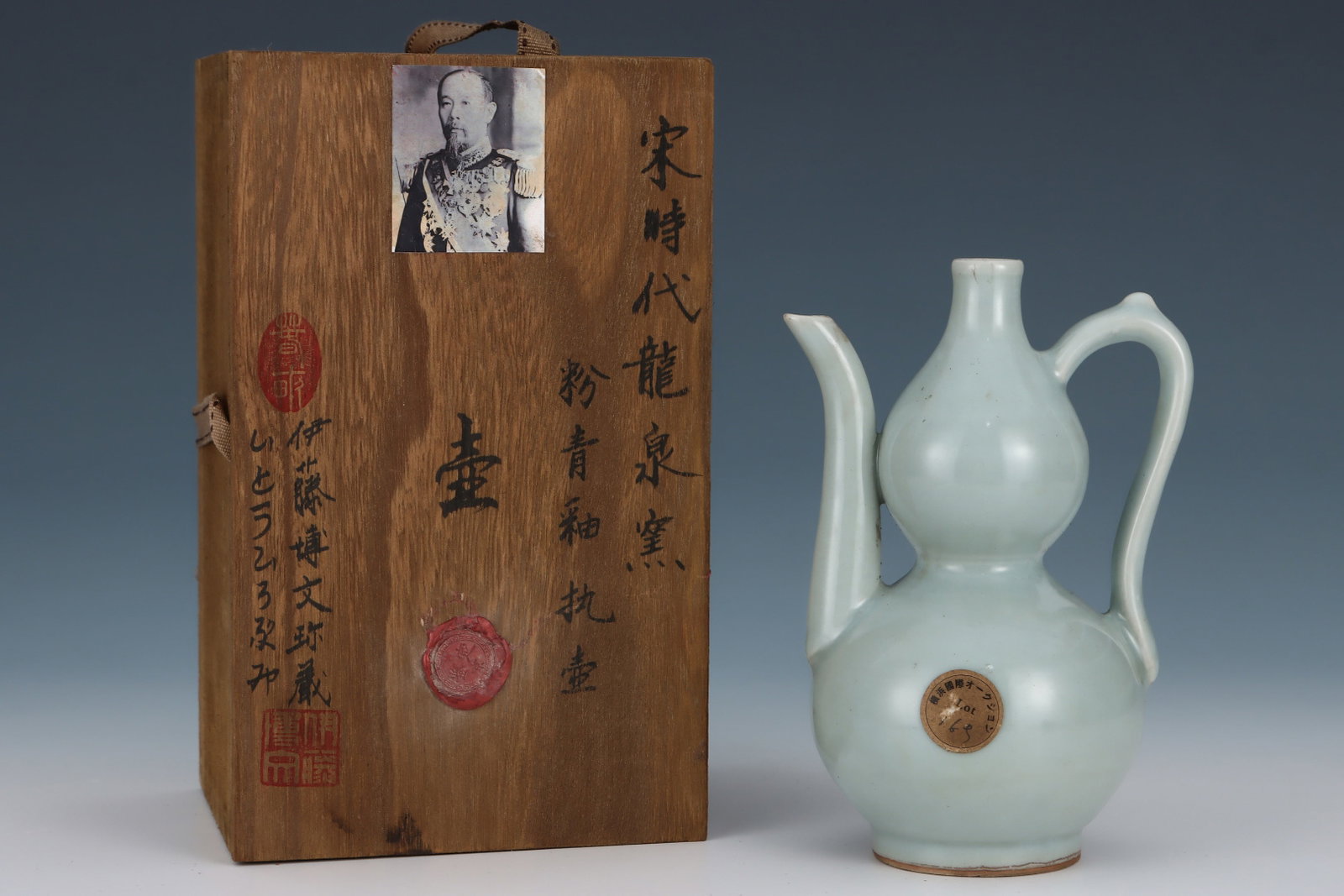 An Exquisite Longquan yao Celadon Glazed Ewer: An Exquisite Longquan yao Celadon Glazed Ewer,Song Dynasty,China,Size:7.4inx5in 龙泉窑粉青釉执壶,中国宋代