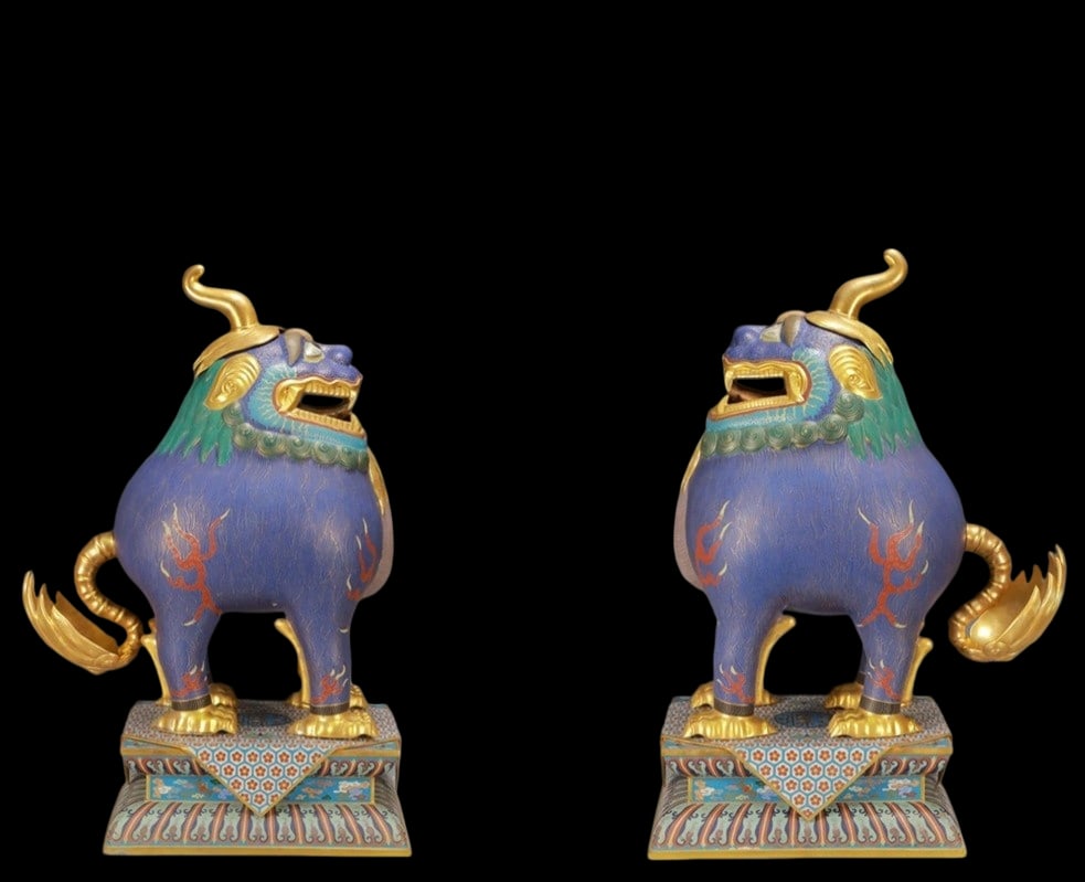 A Pair of Huge Cloisonne Unicorn Ornaments: A Pair of Huge Cloisonne Unicorn Ornaments,Qing Dynasty, China,Qianlong Six-character Mark,Size:13.2inx10.8inx26.9in,Total Weight:27700g 一对景泰蓝独角兽