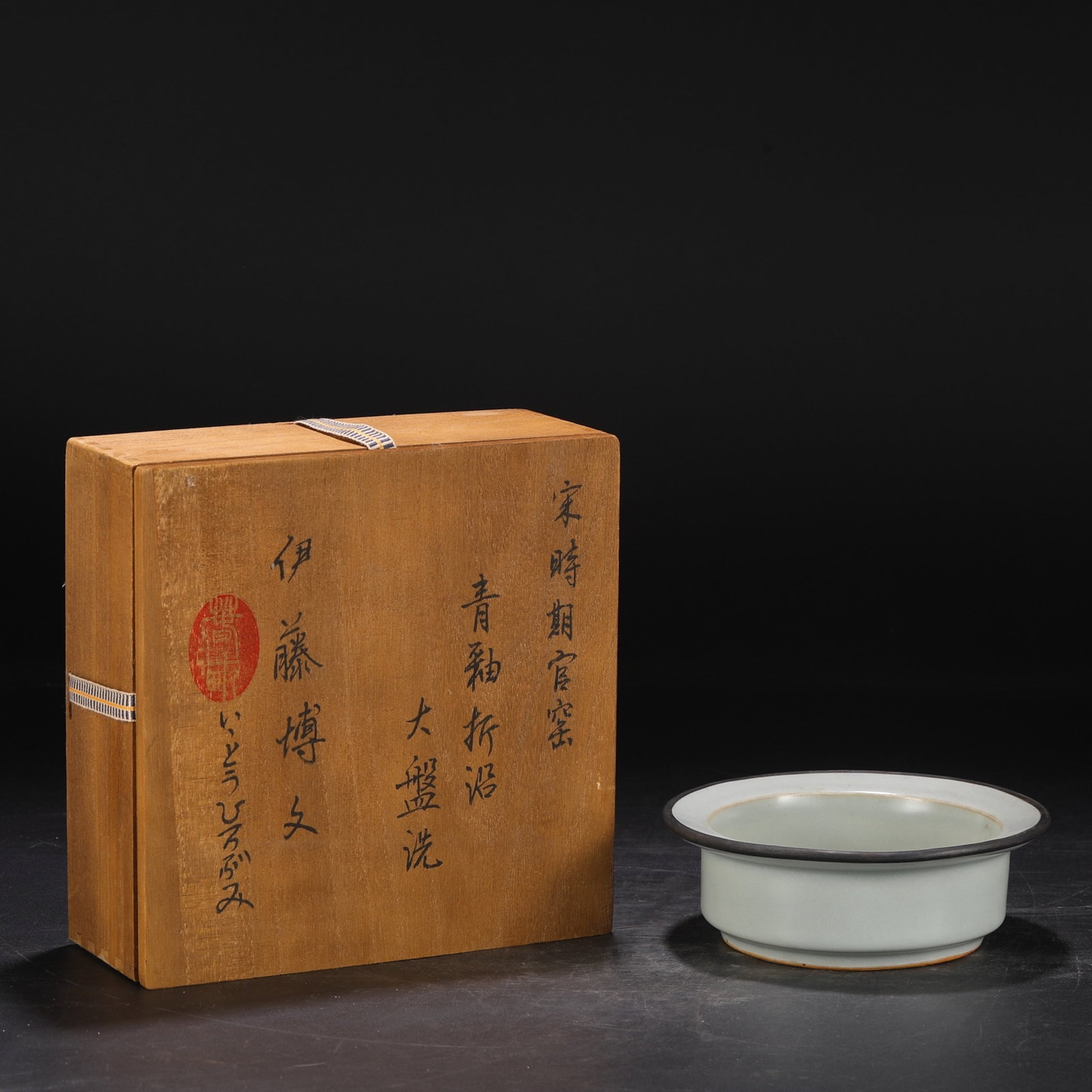 An Exquisite Guan yao Celadon Glazed Cover with Silver Brush Washer,With an Imperial Poem by Emperor: An Exquisite Guan yao Celadon Glazed Cover with Silver Brush Washer,With an Imperial Poem by Emperor Qianlong,Song Dynasty,China,Size:2.6inx7.1in 官窑青釉银口౎