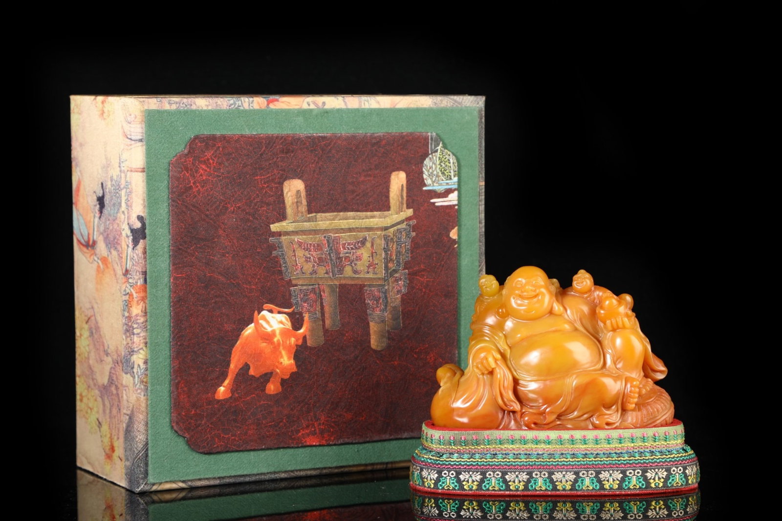 An Exquisite Tianhuang Stone Maitreya Buddha Ornament: An Exquisite Tianhuang Stone Maitreya Buddha Ornament,Qing Dynasty, China,Yu Xuan Mark,Size:3.7inx5.1in,Weight:738g 田黄石弥勒佛像摆件,中
