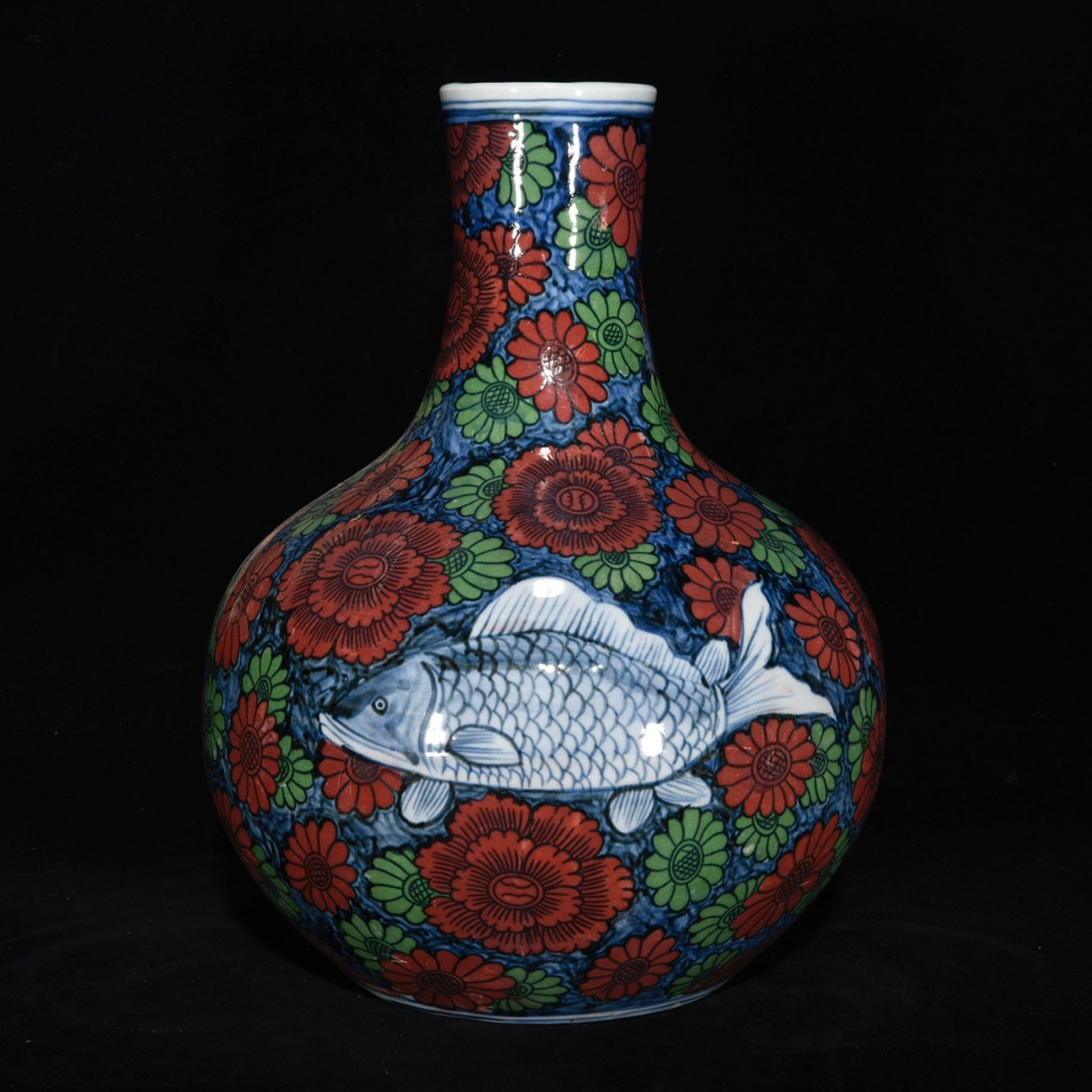 A Rare Blue and White Flower and Fish Pattern Vase: A Rare Blue and White Flower and Fish Pattern Vase,Yuan Dynasty, China,Size:12.4inx9.4in 青花花卉鱼纹瓶,中国元代