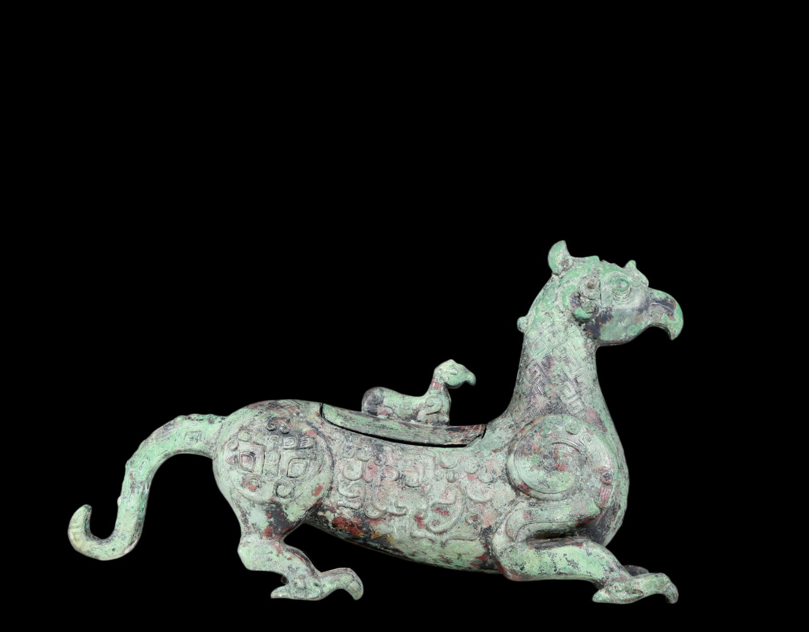 A precious bronze auspicious animal ornament: A precious bronze auspicious animal ornament with inscriptions. In ancient times, the surface was carefully carved, vividly demonstrating the superb skills of the craftsmen. It has its own unique mean