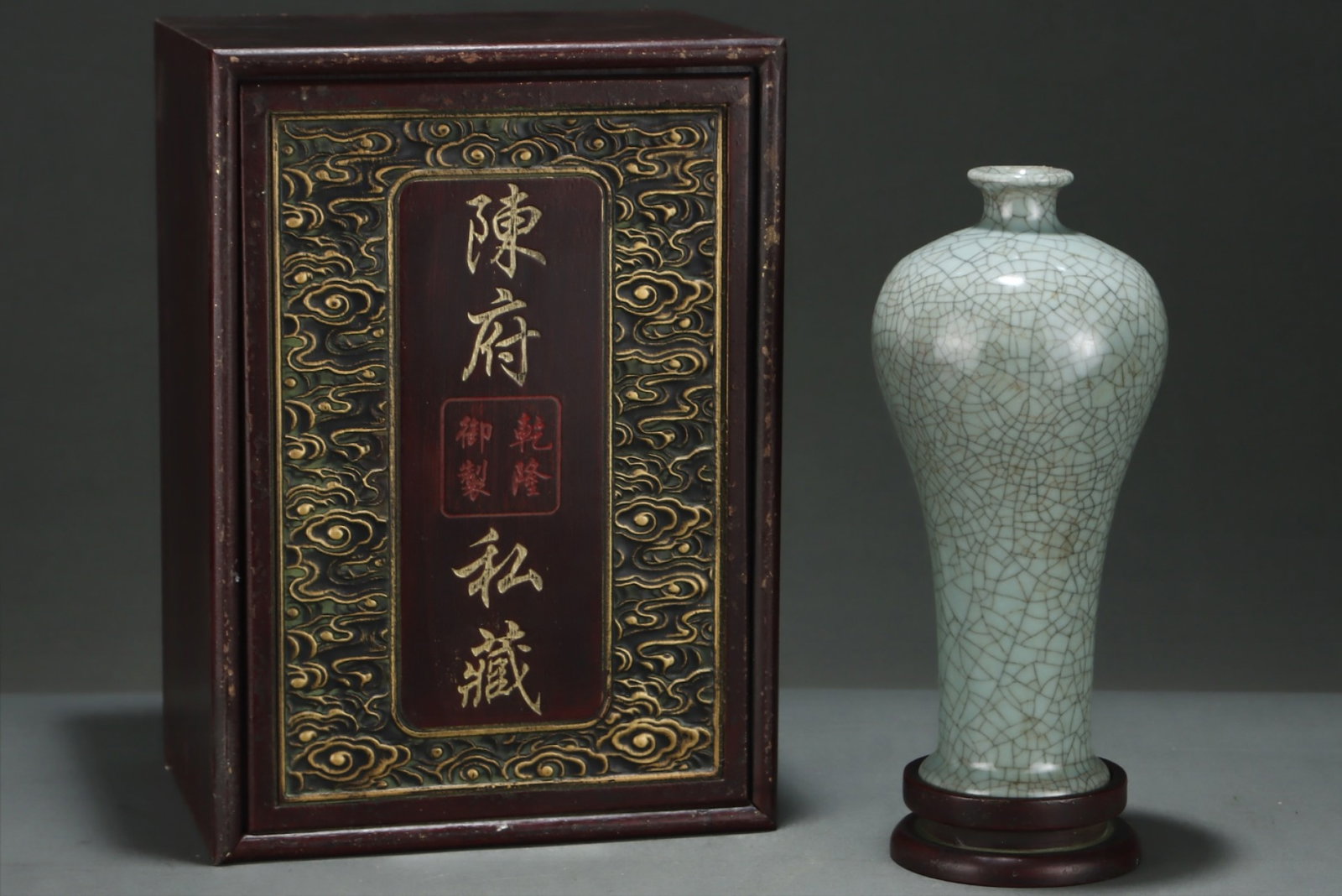 An Exquisite Guan yao Vase,with an Imperial Poem by Emperor Qianlong (1 of 8)
