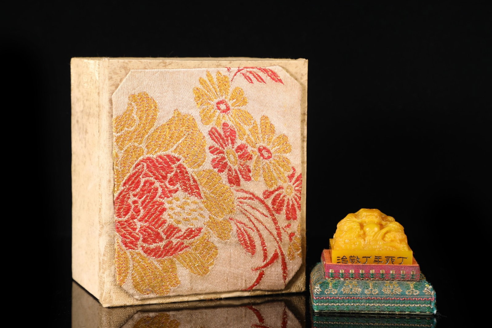 An Exquisite Tianhuang Stone Dragon Pattern Seal: An Exquisite Tianhuang Stone Dragon Pattern Seal,Qing Dynasty, China,Ding Jing Mark,Size:1.4inx2in,Weight:165g 田黄石龙纹印章,中国清代