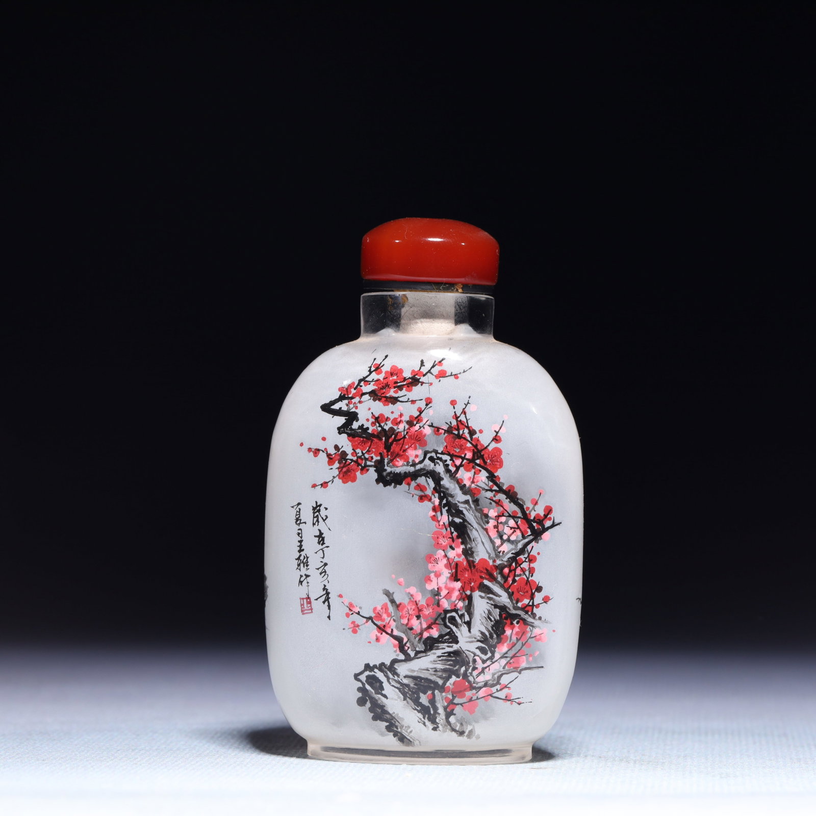 An Exquisite Glass Flower Pattern Snuff Bottle: An Exquisite Glass Flower Pattern Snuff Bottle,Qing Dynasty,China,Size:2inx1inx3.3in,Weight:60.7g 琉璃花卉纹鼻烟壶,中国清代