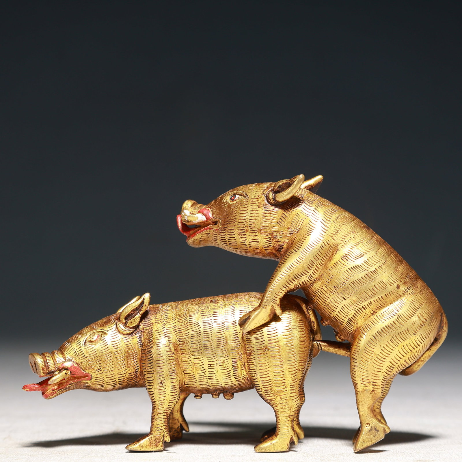 A Pair of Exquisite Gilt Bronze Pig Ornaments: A Pair of Exquisite Gilt Bronze Pig Ornaments,Qing Dynasty,China,Size:5.1inx1.2inx3.7in,Weight:400g 一对铜鎏金猪摆件,中国清代