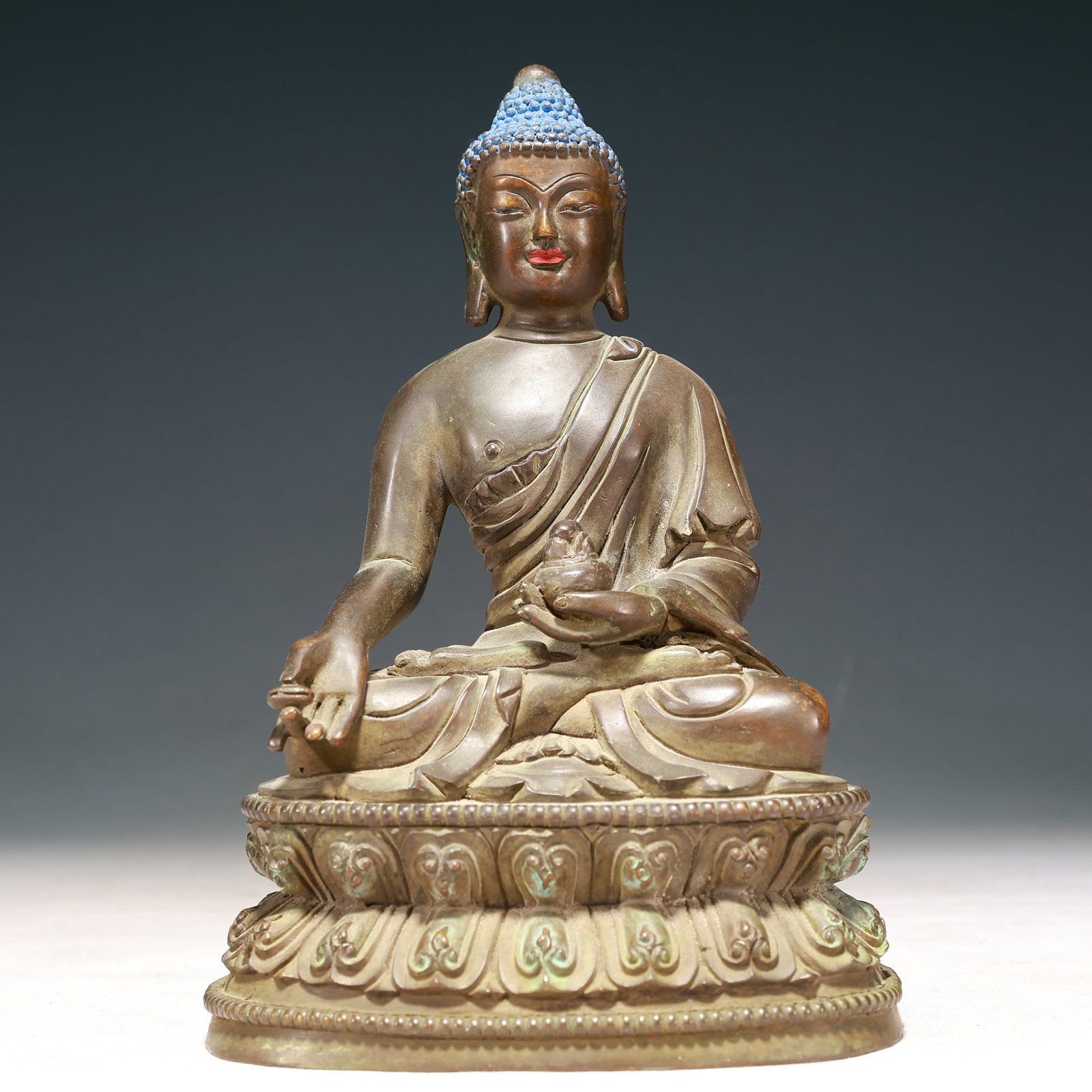 A Solemn Bronze Statue of Sakyamuni: A Solemn Bronze Statue of Sakyamuni,Qing Dynasty,China,Size:5.9inx3.9inx9.1in,Weight:2700g 铜释迦摩尼像,中国清代