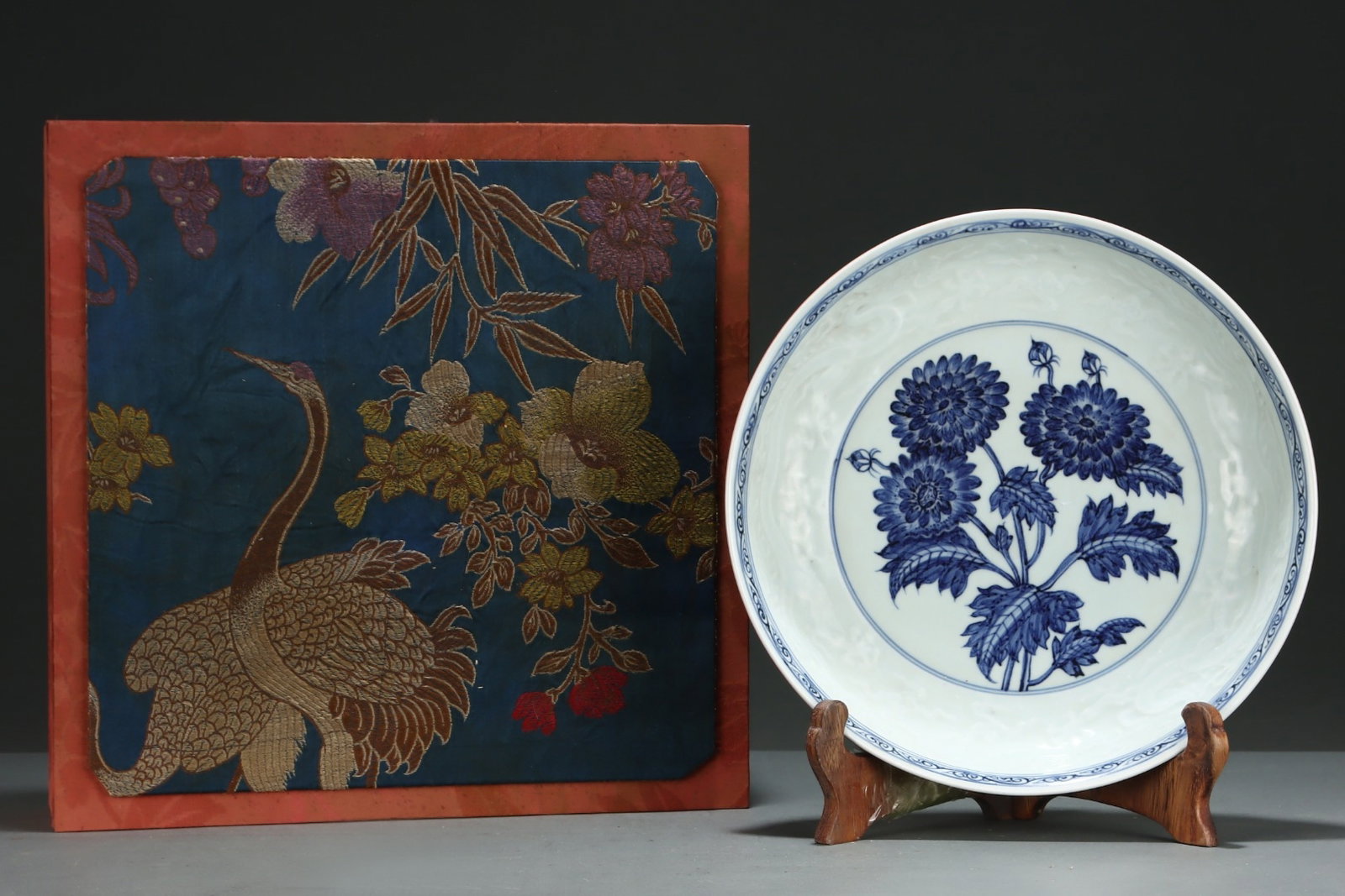 A Rare Ji Red Glazed Blue and White Flower and Dragon Pattern Plate: A Rare Ji Red Glazed Blue and White Flower and Dragon Pattern Plate,Yuan Dynasty, China,Size:2.6inx12.6in