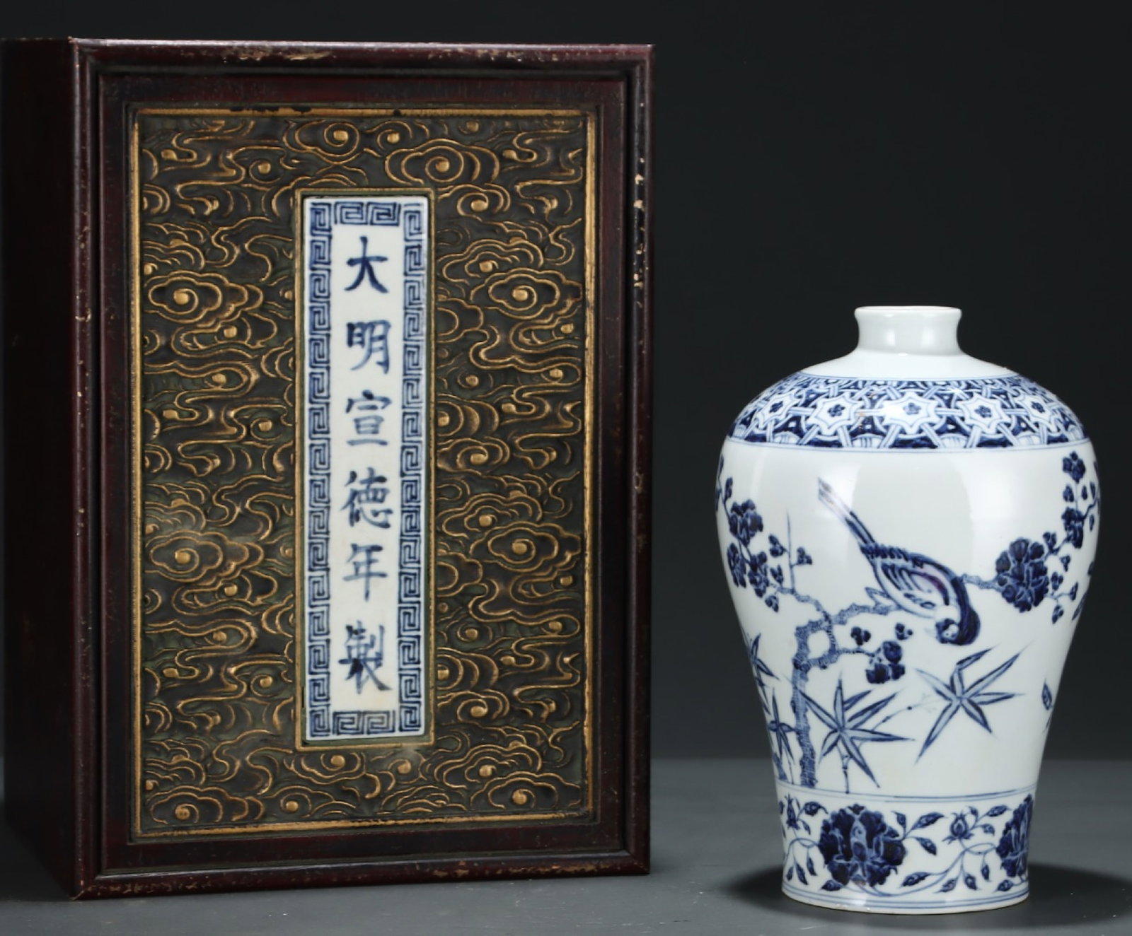 An Exquisite Blue and White Flower and Bird Pattern Vase: An Exquisite Blue and White Flower and Bird Pattern Vase,Ming Dynasty,China,Size:10.9inx7.2in 青花花鸟纹瓶,中国明代