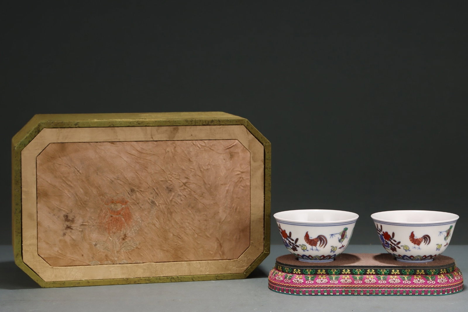 A Pair of Exquisite Blue and White Doucai Flower and Rooster Pattern Cups: A Pair of Exquisite Blue and White Doucai Flower and Rooster Pattern Cups,Ming Dynasty,China,Chenghua Six-character Mark,Size:2.1inx3.7in 一对青花斗彩花ࡔ