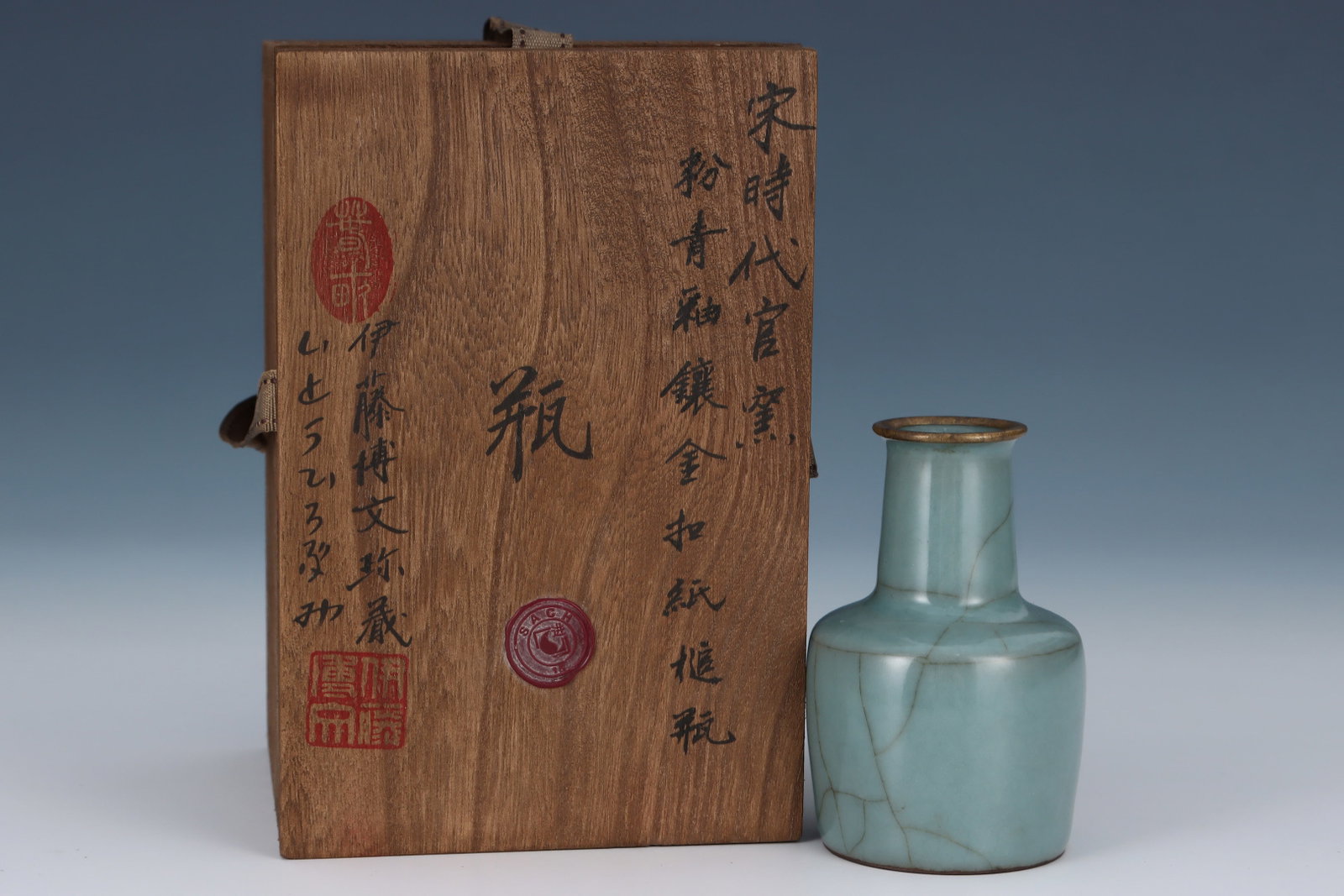 An Exquisite Guan yao Celadon Glazed Cover with Gold Vase,with an Imperial Poem by Emperor Qianlong: An Exquisite Guan yao Celadon Glazed Cover with Gold Vase,with an Imperial Poem by Emperor Qianlong,Song Dynasty,China,Size:4.2inx2.7in 官窑粉青釉金口瓶