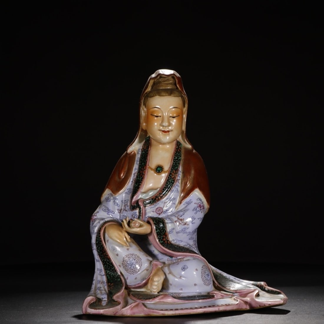 An Exquisite Famille-Rose Auspicious Cloud Pattern Statue of Avalokitesvara: An Exquisite Famille-Rose Auspicious Cloud Pattern Statue of Avalokitesvara,Qing Dynasty, China,Size:11.4inx9.2inx7.7in 粉彩祥云纹观音像,中国