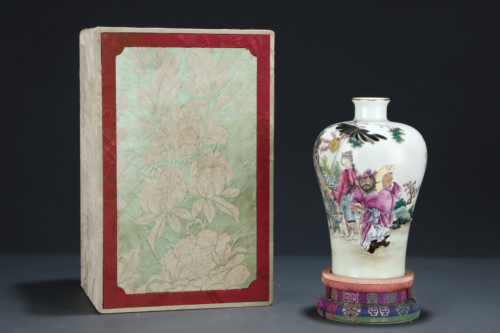 An Exquisite Enamel Painted Gold Figure Pattern Vase,With Poem: An Exquisite Enamel Painted Gold Figure Pattern Vase,With Poem,Qing Dynasty,China,Yongzheng Six-character Mark,Size:8.2inx5.2in 珐琅彩描金人物纹瓶