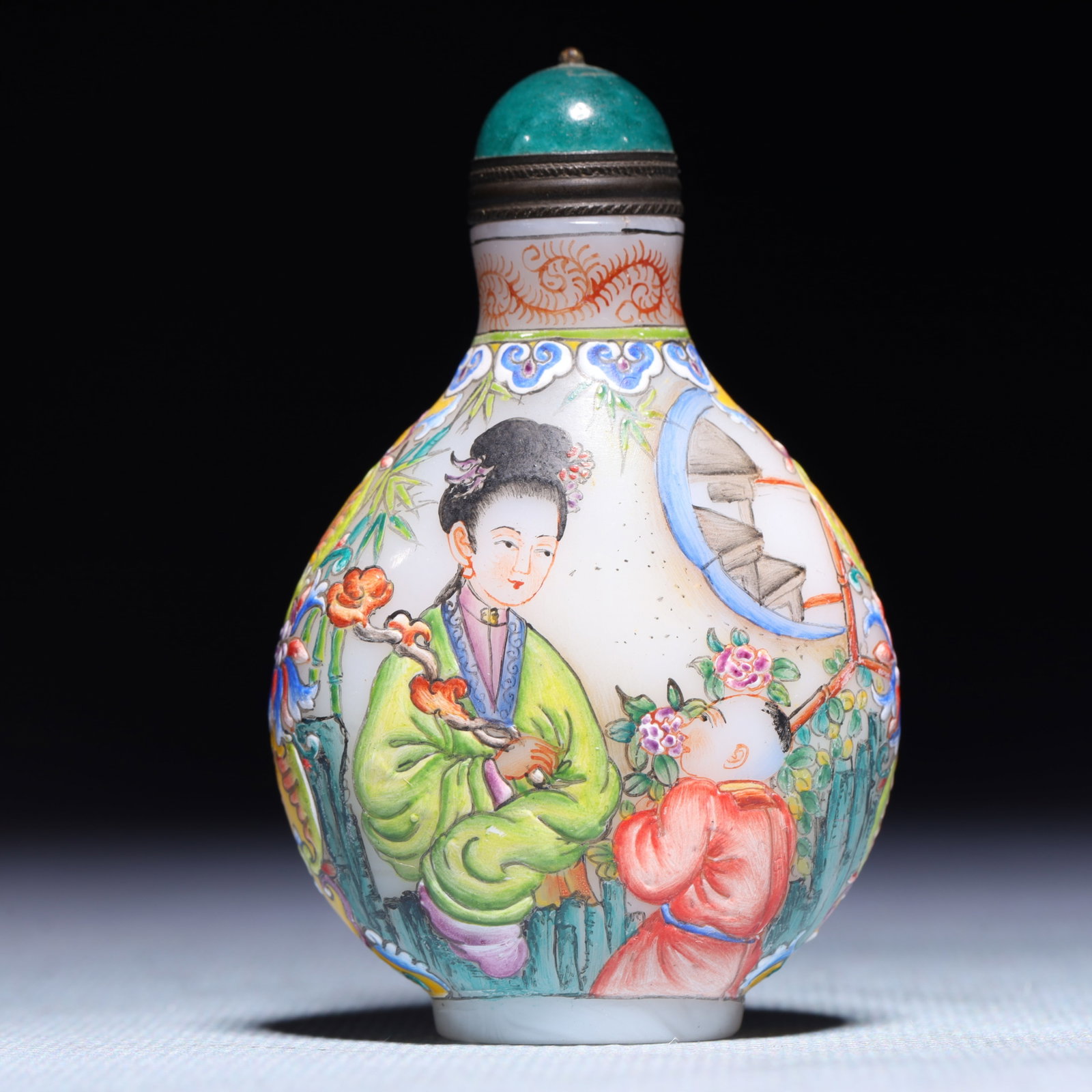 An Exquisite Glass Figure Pattern Snuff Bottle (1 of 8)
