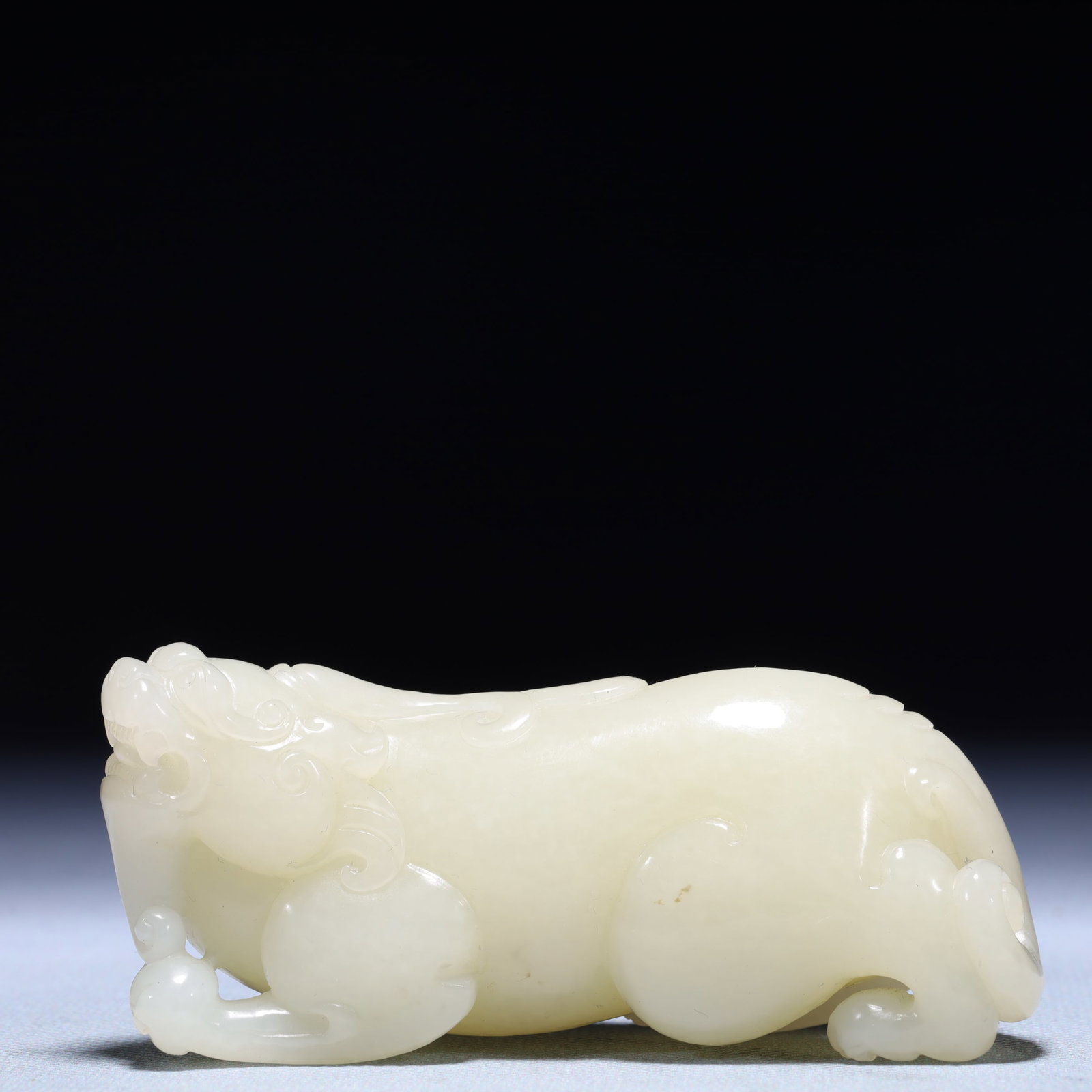 An Exquisite White Jade Beast Ornament: An Exquisite White Jade Beast Ornament,Qing Dynasty,China,Size:3.5inx1.4inx1.6in,Weight:238.6g 白玉兽摆件,中国清代