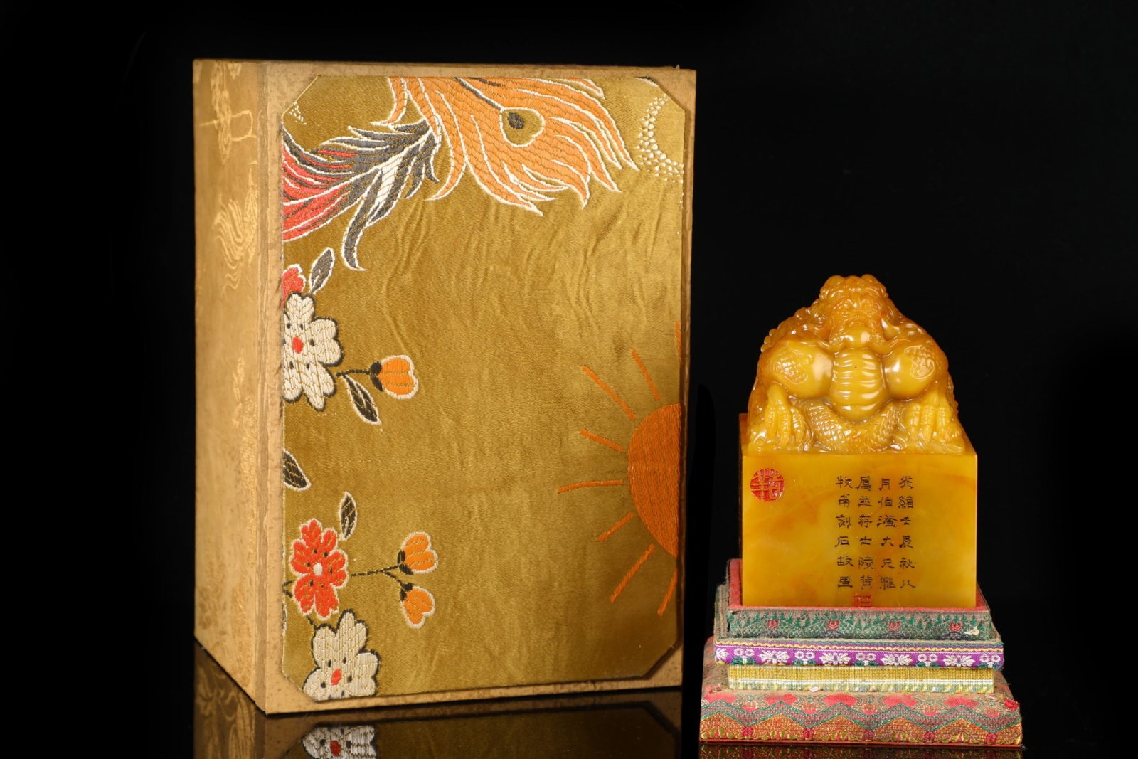 An Exquisite Tianhuang Stone Dragon Pattern Seal,With Poem: An Exquisite Tianhuang Stone Dragon Pattern Seal,With Poem,Qing Dynasty,China,Mu Fu Mark,Size:5.7inx3.9in,Weight:2877g 田黄石龙纹印章,带诗文
