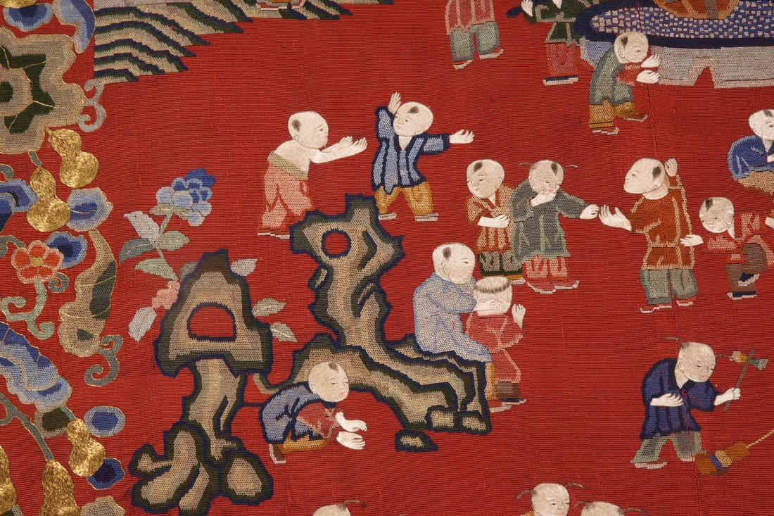 An exquisite Nasha embroidered figure picture: An exquisite picture of a figure embroidered with Nasha, Qing Dynasty, China, embroidery technology used needles and threads on fabrics to embroider various exquisite patterns and patterns on the fine