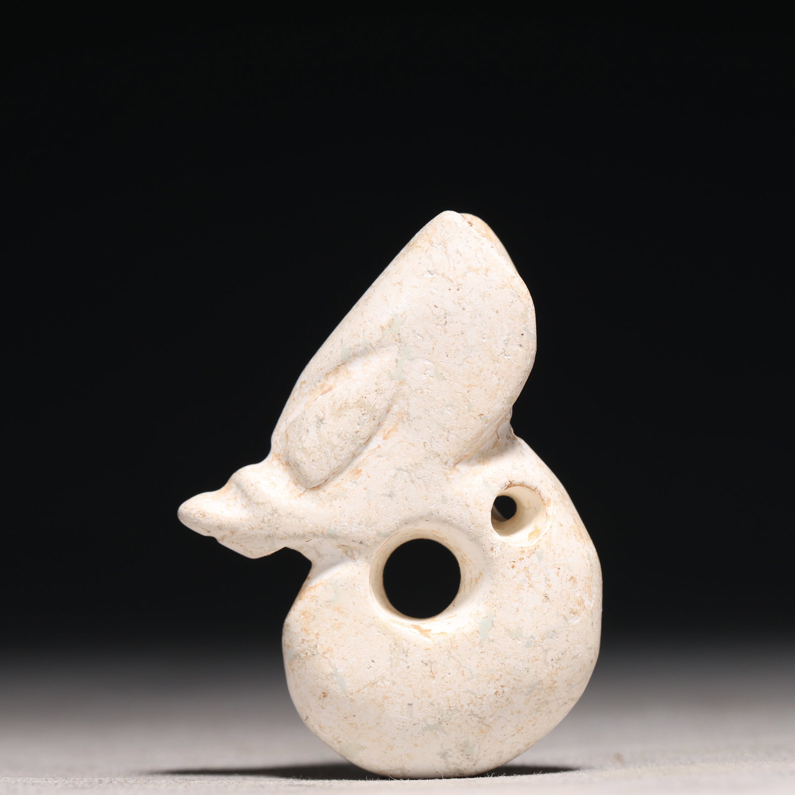 An Archaic Hongshan Culture White chicken bones Pendant: An Archaic Hongshan Culture White chicken bones Pendant,Ancient Time, China,Size:1.7inx2.2inx0.7in Weight:42.8g 红山文化鸡骨白挂件,新石