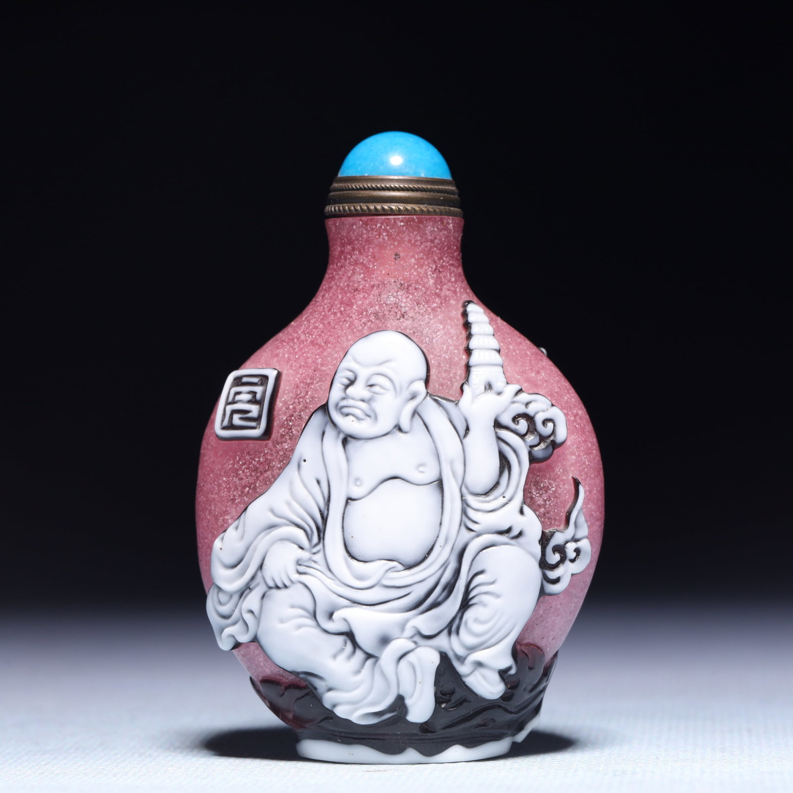 An Exquisite Glass Figure Pattern Snuff Bottle: An Exquisite Glass Figure Pattern Snuff Bottle,Qing Dynasty,China,Size:1.8inx1inx3in,Weight:81.4g 琉璃人物纹鼻烟壶,中国清代