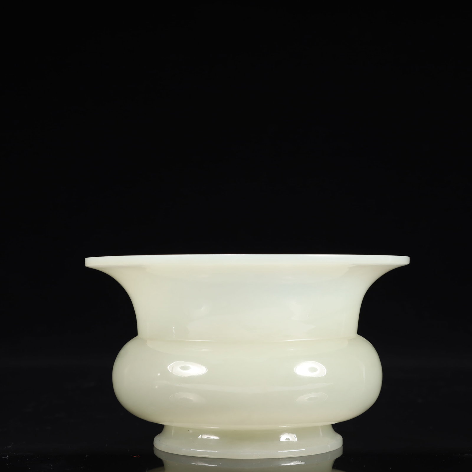 An Exquisite White Jade Jar: An Exquisite White Jade Jar,Qing Dynasty, China,Size:5.5inx3.1in,Weight:450g 白玉罐,中国清代