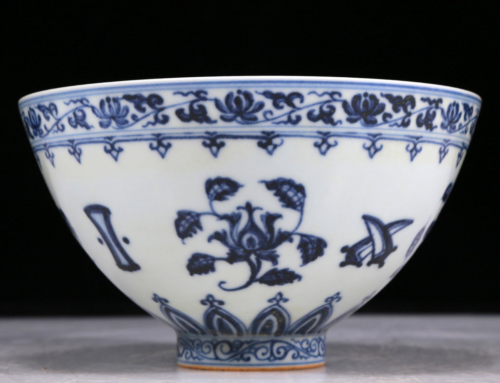 A Gorgeous Blue And White 'Flower' Bowl: A Gorgeous Blue And White 'Flower' Bowl. Chinese Ming Dynasty. Xuande Six-Character Mark. Size:6.3inx3.5in. Weight:365g. 明代 大明宣德年制