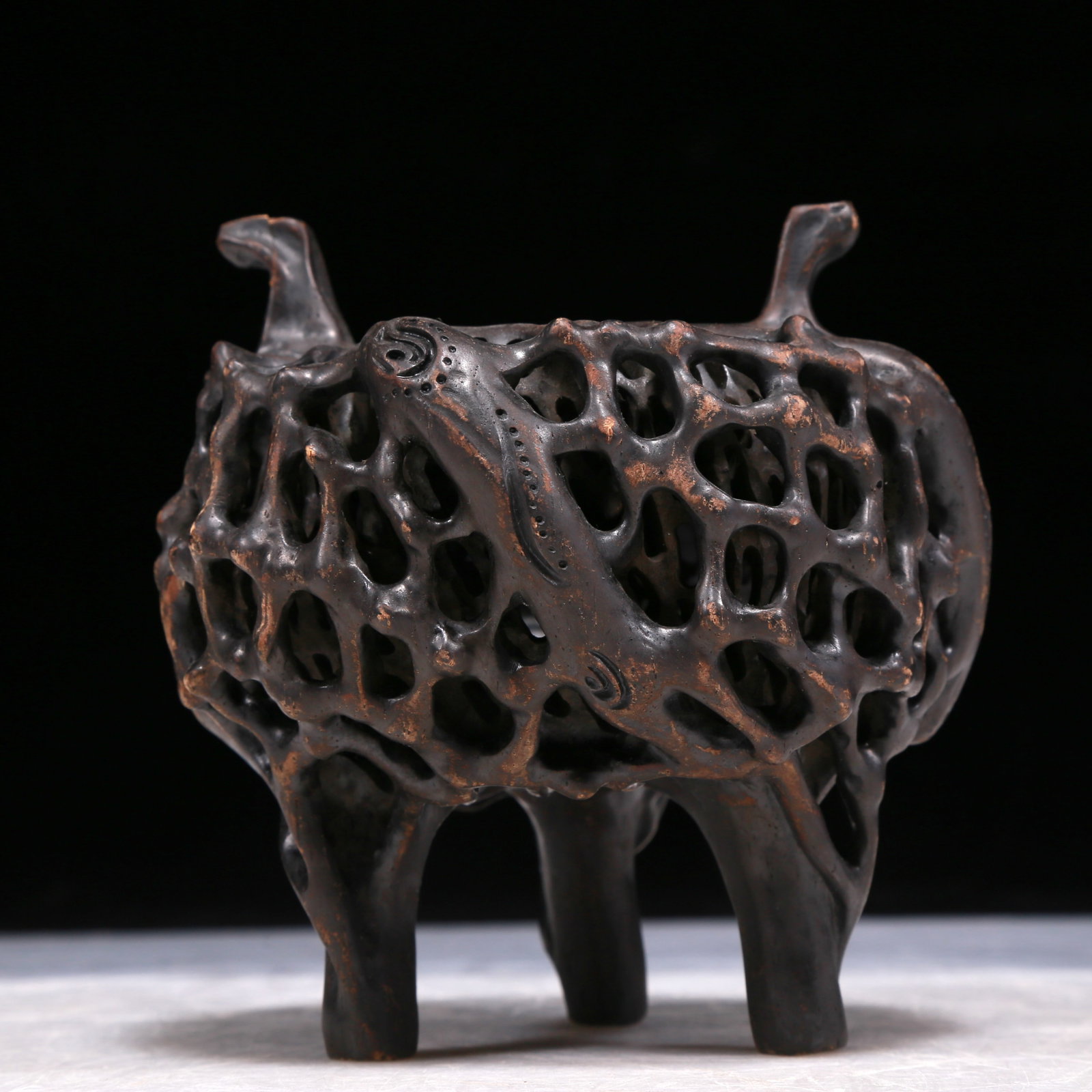 A Fabulous Zitanwood 'Tree Trunk' Tripod Censer: A Fabulous Zitanwood 'Tree Trunk' Tripod Censer. Chinese Qing Dynasty. Size:4.7inx5.1in. Weight:330g. 清代