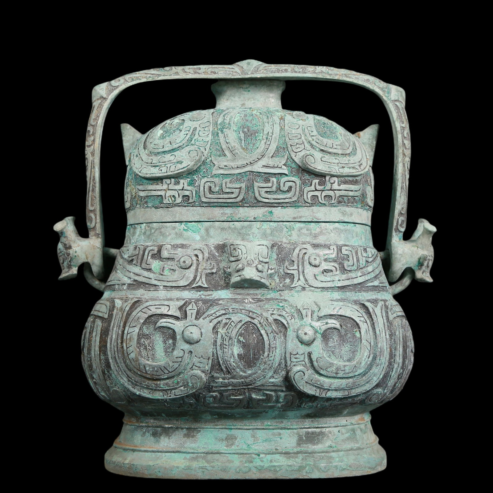 A precious bronze animal-faced pot: A precious bronze animal-faced pot with inscriptions. In ancient times, the surface was carefully carved, vividly demonstrating the superb skills of the craftsmen. It has its own unique meaning and