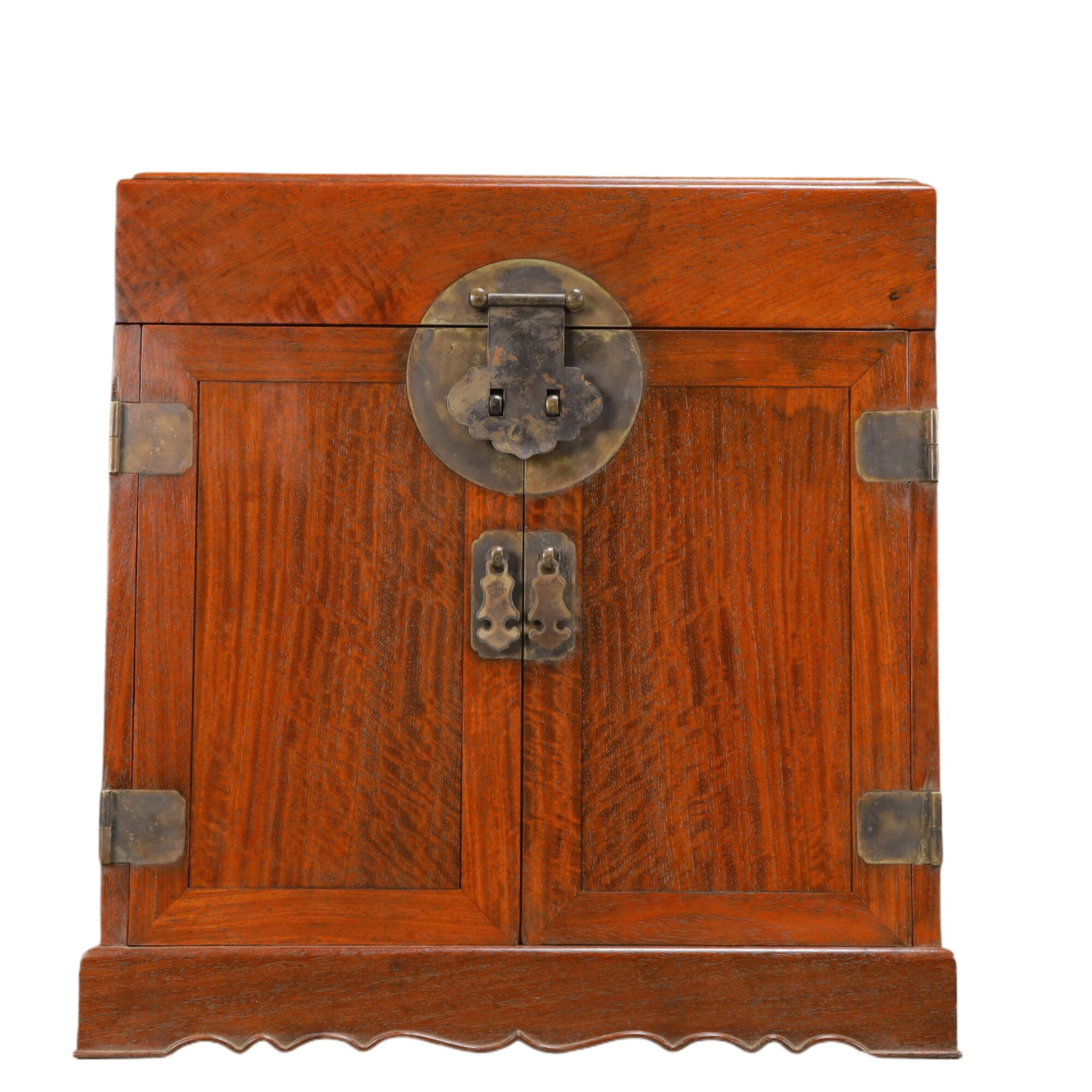 An Exquisite Boxwood Box: An Exquisite Boxwood Box,Qing Dynasty,China,Size:6.4inx2.4inx6.9in,Weight:9100g 黄杨木箱,中国清代