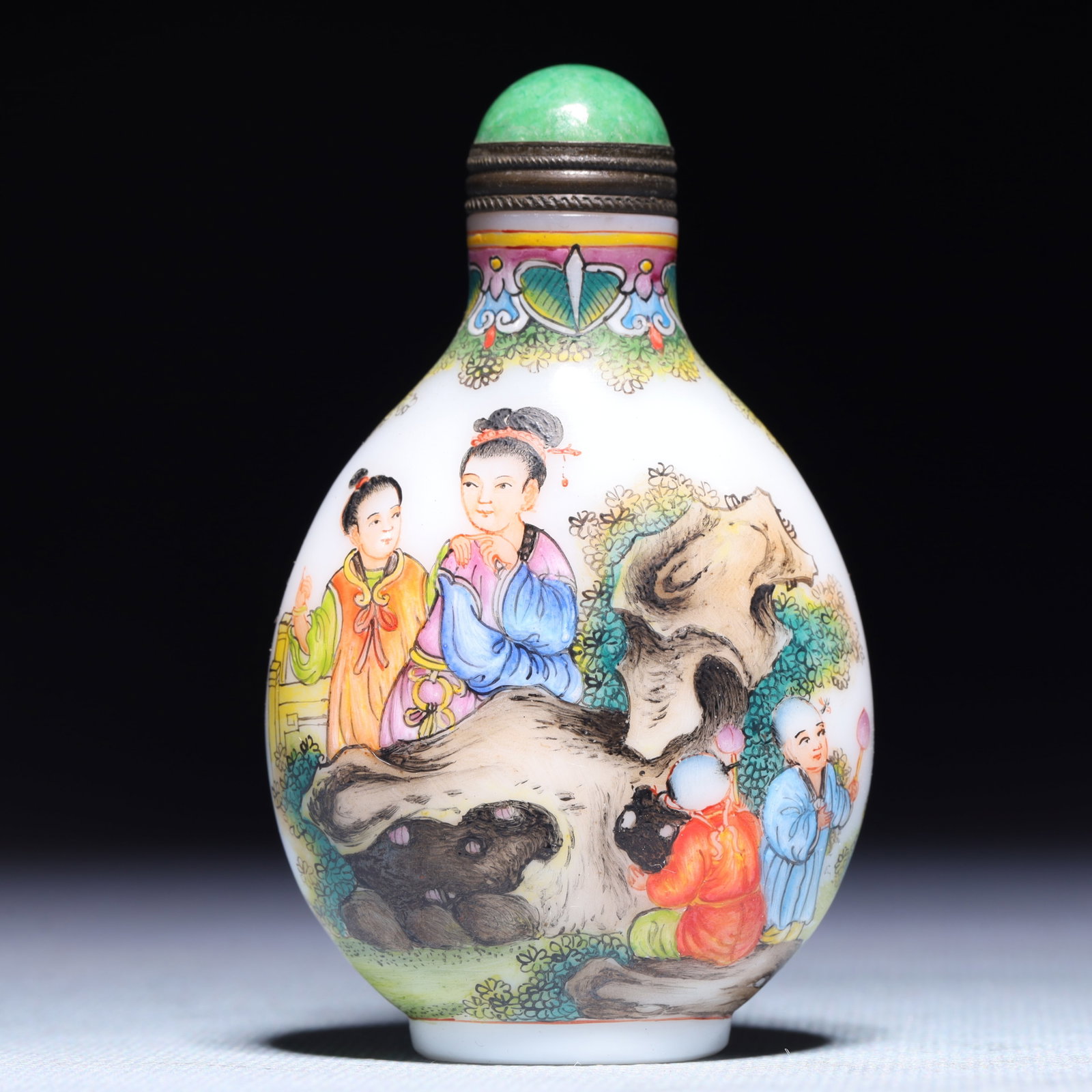 An Exquisite Glass Figure Pattern Snuff Bottle (1 of 8)