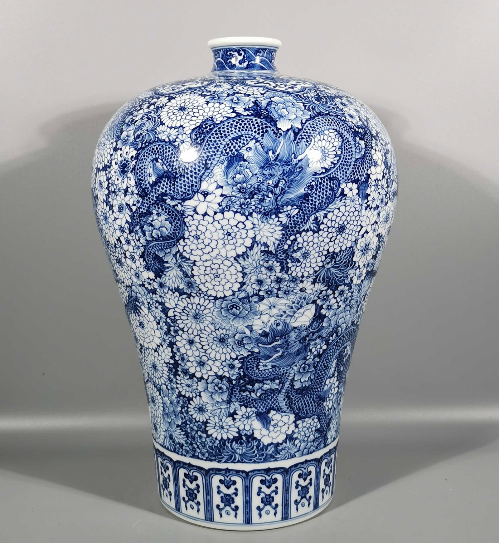 A Huge Blue and White Flower and Dragon Pattern Vase: A Huge Blue and White Flower and Dragon Pattern Vase,Qing Dynasty, China,Yongzheng Six-character Mark,Size:15.9inx10.4in