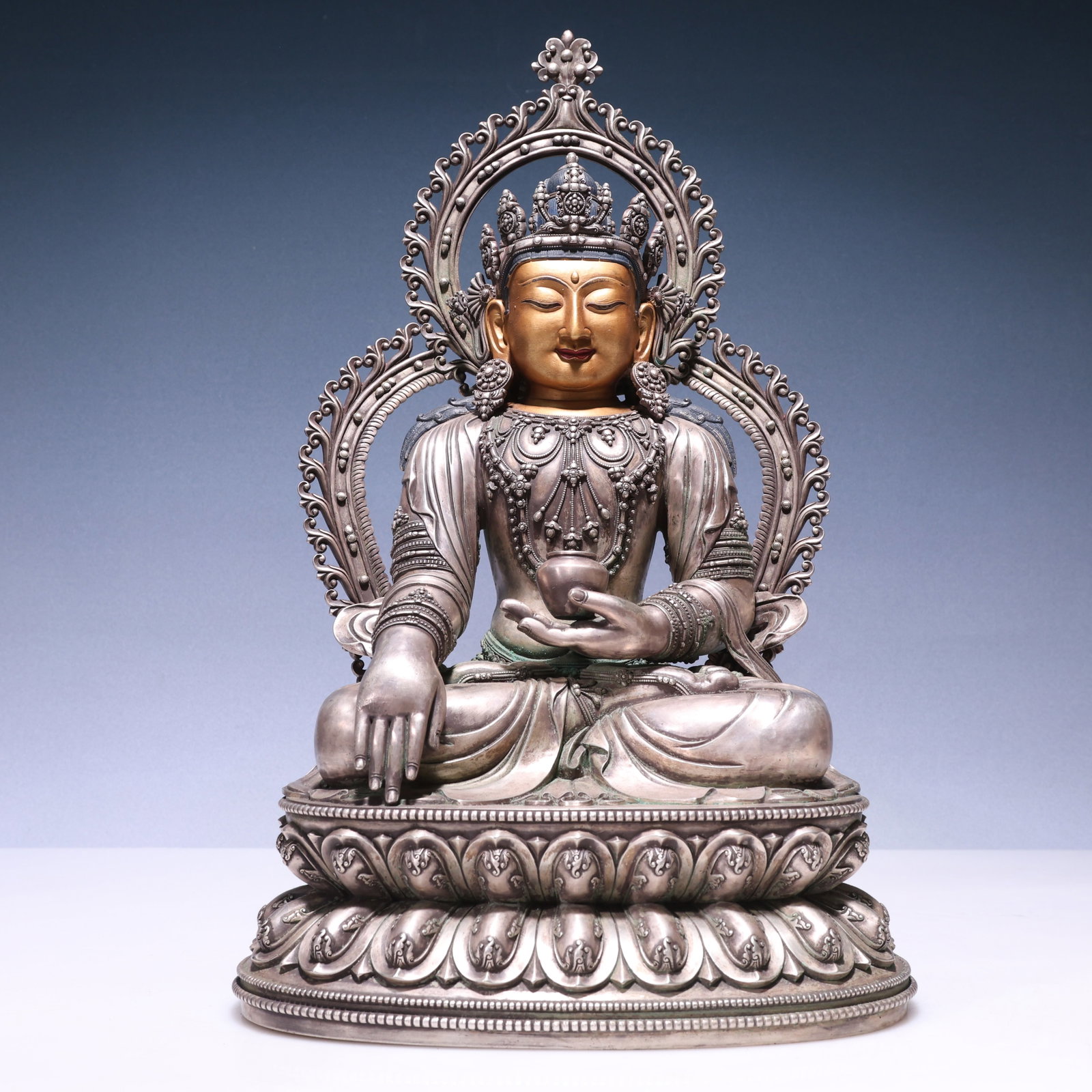 A Solemn Silver-Gilt Bronze Statue of Amitayus: A Solemn Silver-Gilt Bronze Statue of Amitayus,Ming Dynasty, China,Yongle Six-character Mark,Size:12.2inx9.8inx20.5in,Weight:12250g 铜鎏金鎏银无量寿