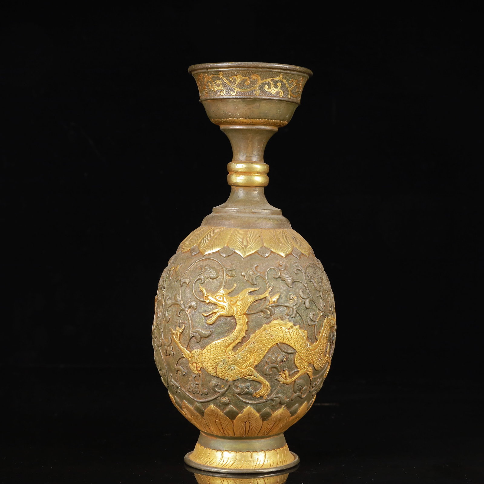 An Exquisite Gilt Silver Dragon and Phoenix Pattern Vase: An Exquisite Gilt Silver Dragon and Phoenix Pattern Vase,Tang Dynasty,China,Zhenguan Four-Character Mark,Size:4.3inx9.4in,Weight:800g 银鎏金龙凤纹瓶,中&