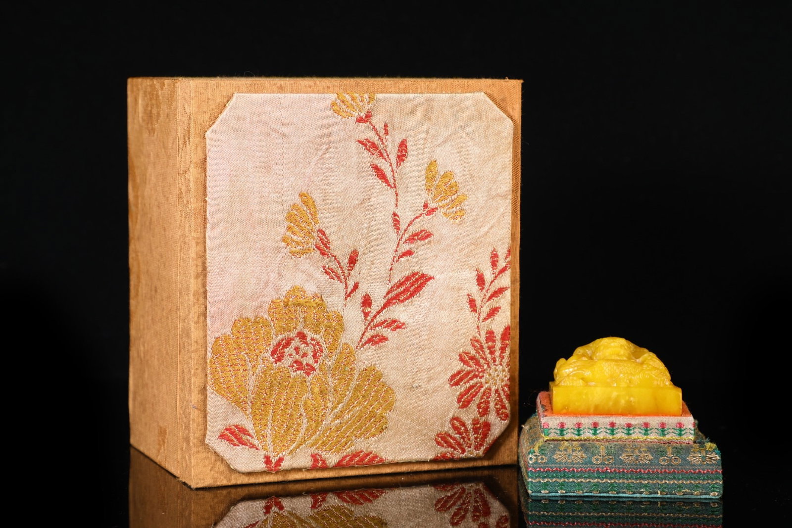 An Exquisite Tianhuang Stone Dragon Pattern Seal: An Exquisite Tianhuang Stone Dragon Pattern Seal,Qing Dynasty,China,Liang Gun Mark,Size:1.2inx2in,Weight:122g 田黄石龙纹印章,中国清代,
