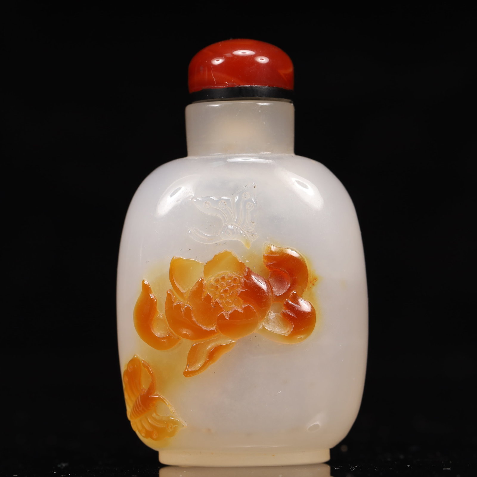 An Exquisite Agate Flower and Butterfly Pattern Snuff Bottle: An Exquisite Agate Flower and Butterfly Pattern Snuff Bottle,Qing Dynasty, China,Size:1.8inx1inx3in,Weight:60g 玛瑙花卉蝴蝶纹鼻烟壶,中