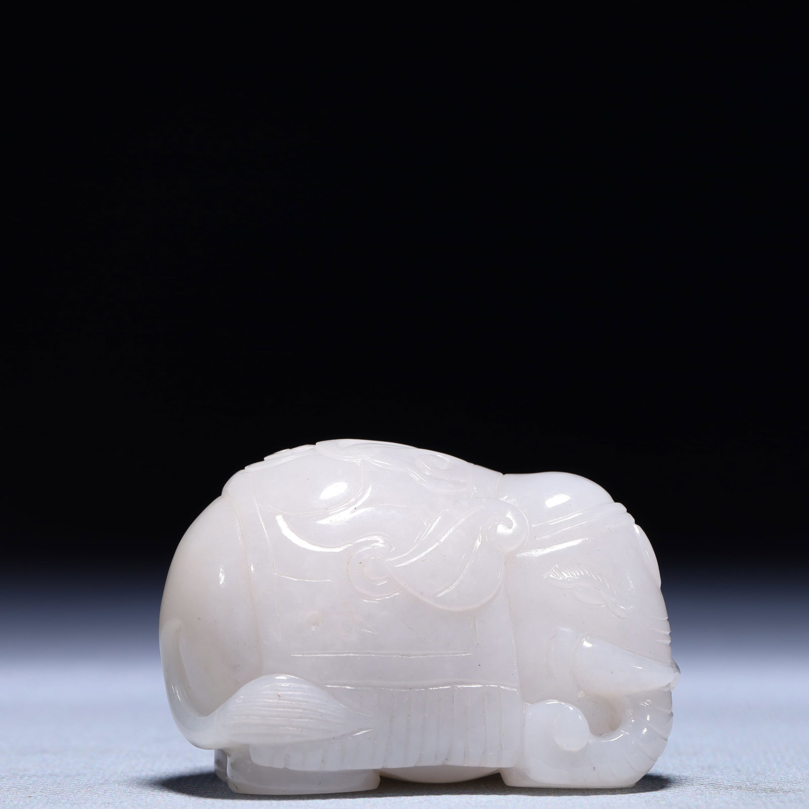An Exquisite White Jade Elephant Ornament: An Exquisite White Jade Elephant Ornament,Qing Dynasty,China,Size:2.4inx1.2inx1.6in,Weight:169.6g 白玉象摆件,中国清代