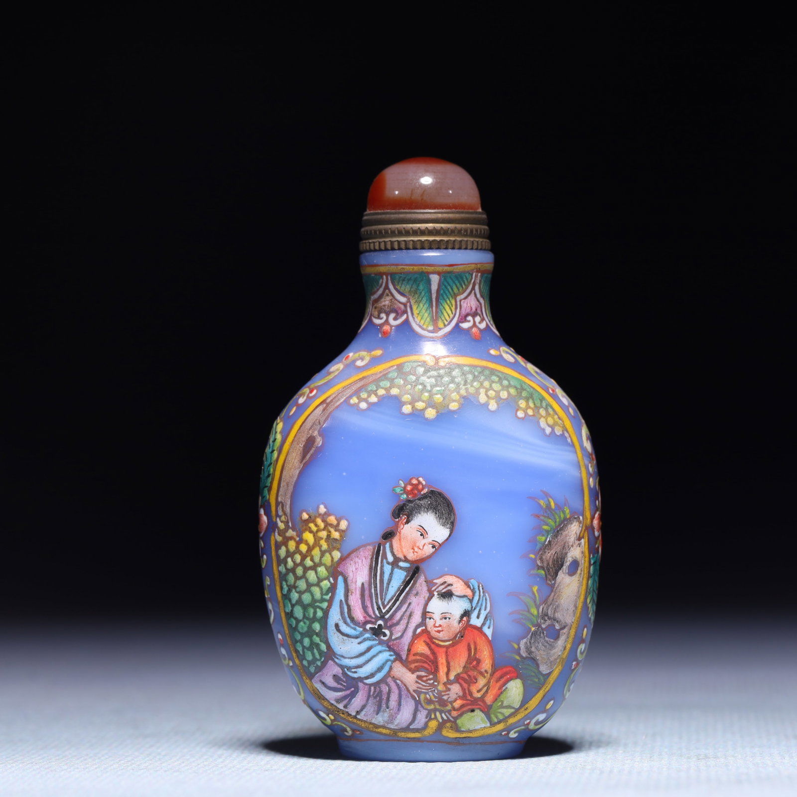 An Exquisite Glass Figure Pattern Snuff Bottle: An Exquisite Glass Figure Pattern Snuff Bottle,Qing Dynasty,China,Qianlong Four-character Mark,Size:1.6inx0.8inx2.8in,Weight:81.7g 琉璃人物纹鼻烟壶,