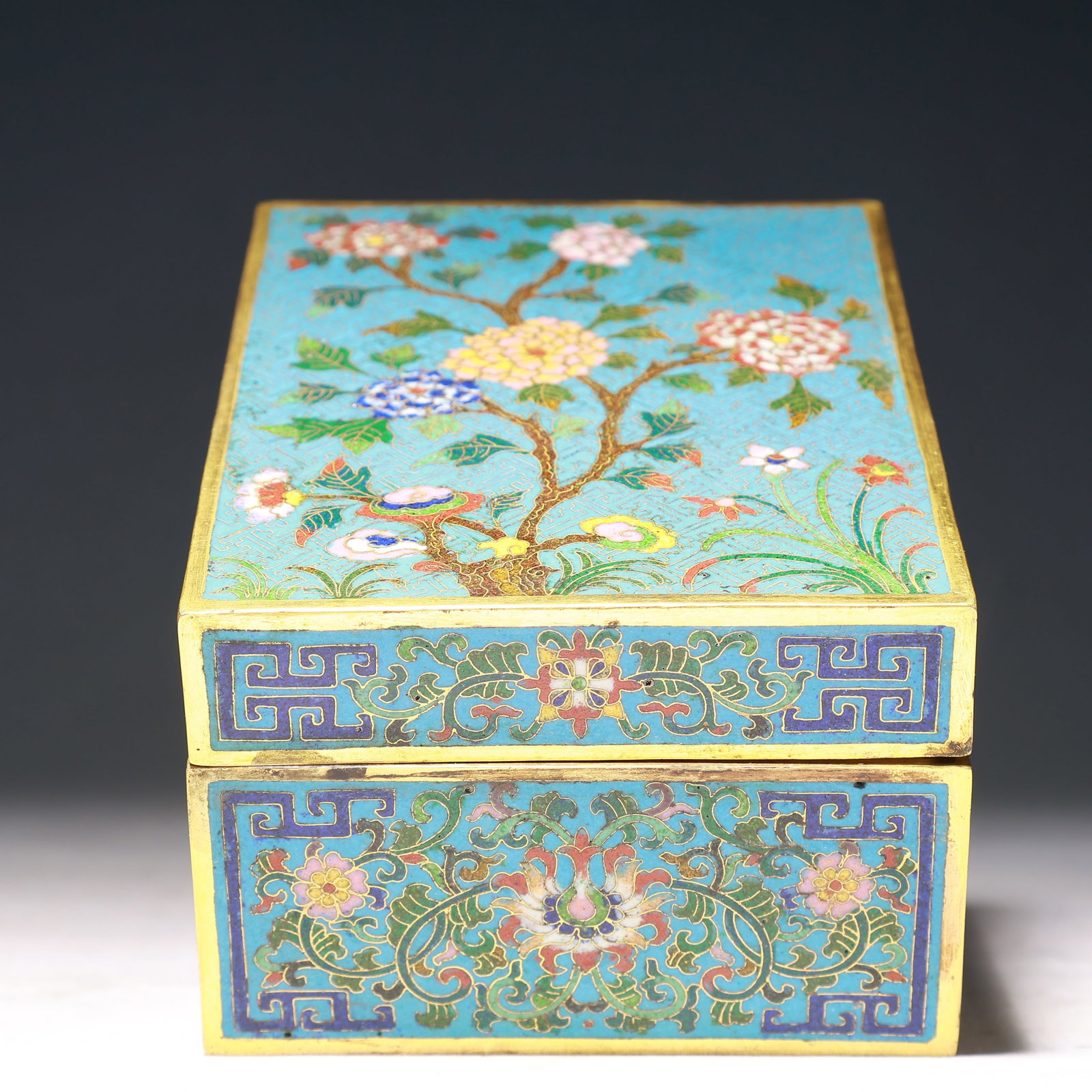 An Exquisite Cloisonne Flower Pattern Box with Cover (1 of 9)