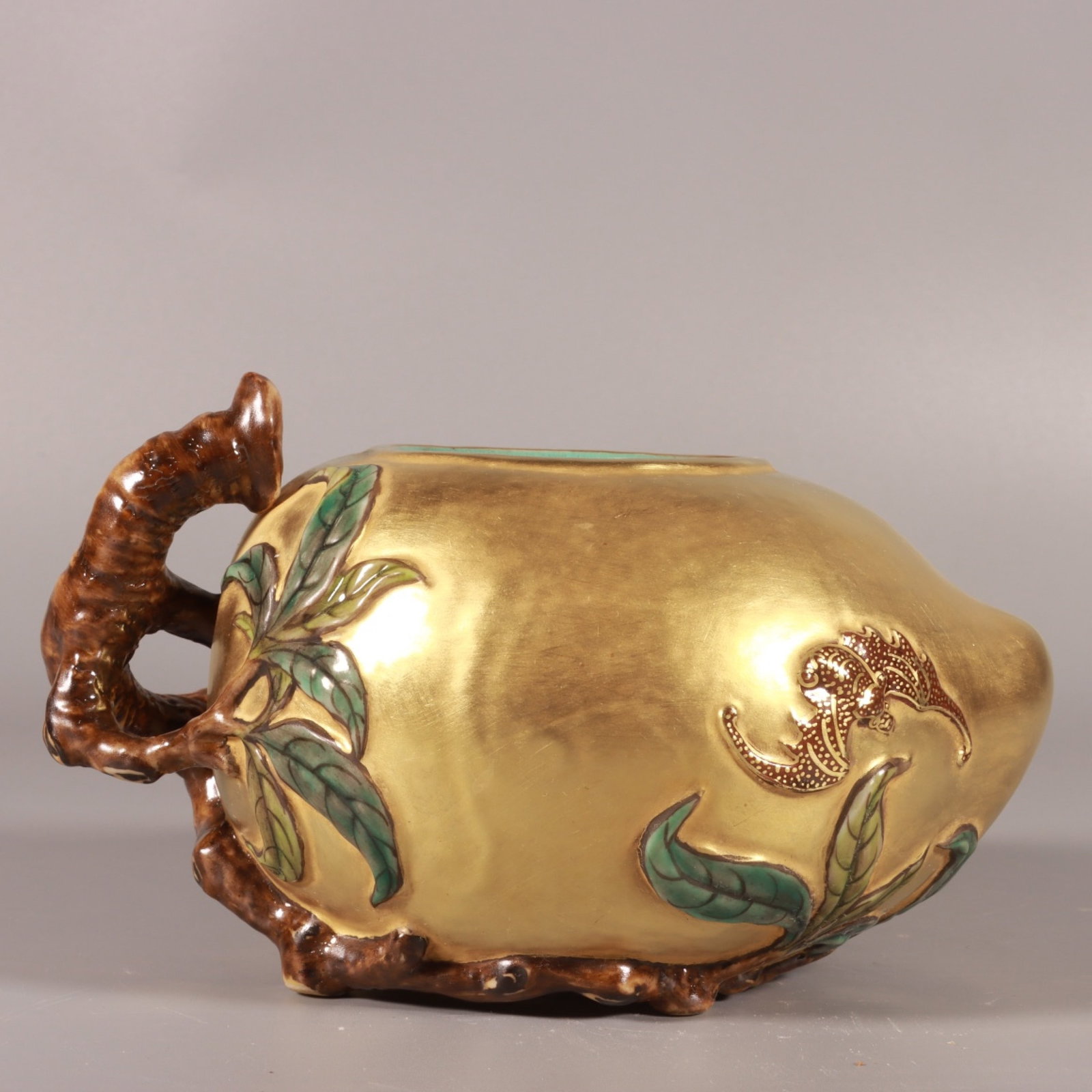 An Exquisite Enamel Gold Ground Bats Pattern Peach-Shaped Water Pot: An Exquisite Enamel Gold Ground Bats Pattern Peach-Shaped Water Pot,Qing Dynasty, China,Qianlong Six-character Mark,Size:3.7inx6.3in 珐琅彩金地蝙蝠纹