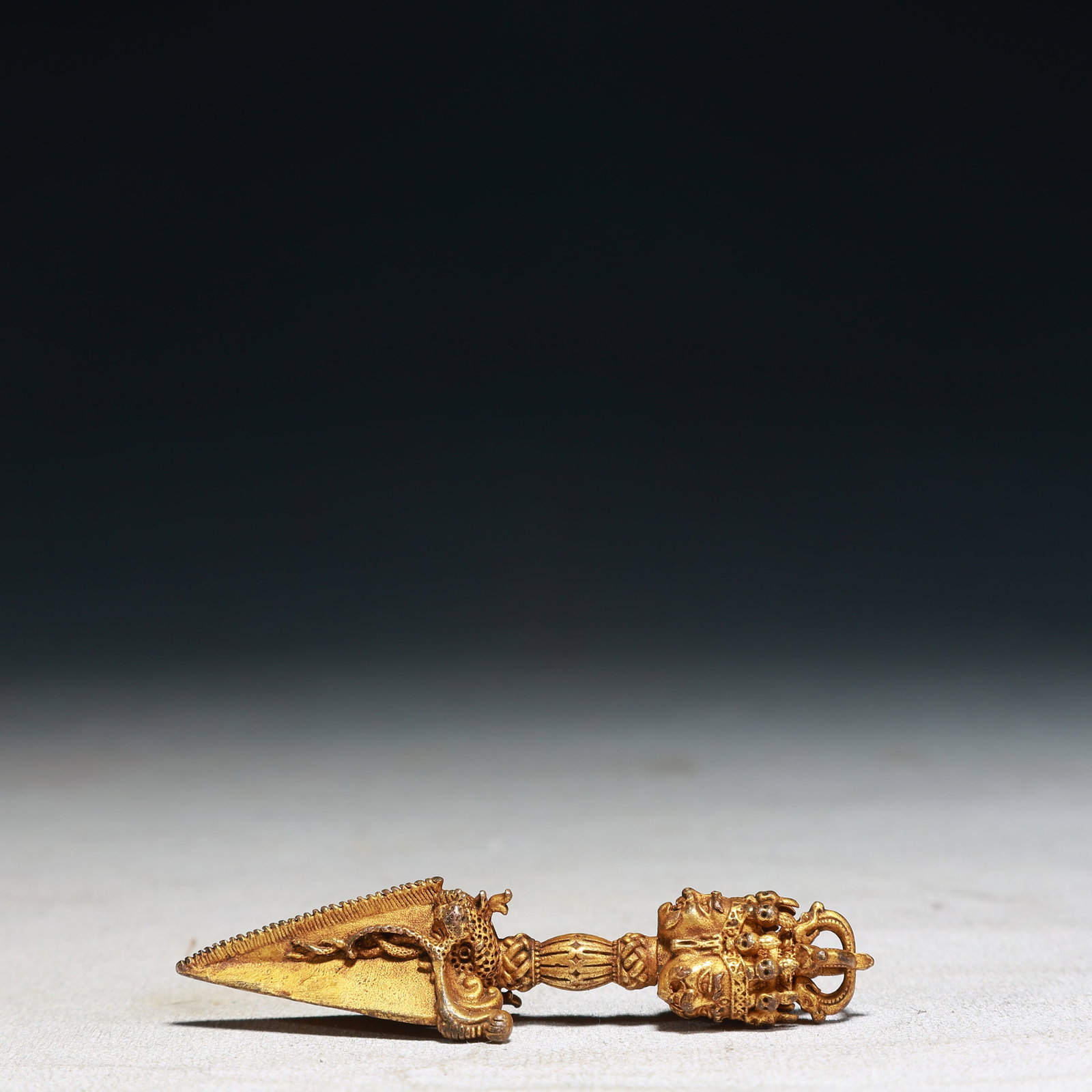 An Exquisite Gilt Bronze Buddha-Face Pattern Vajry Pestle: An Exquisite Gilt Bronze Buddha-Face Pattern Vajry Pestle,Qing Dynasty,China,Size:0.8inx3.1in,Weight:50g