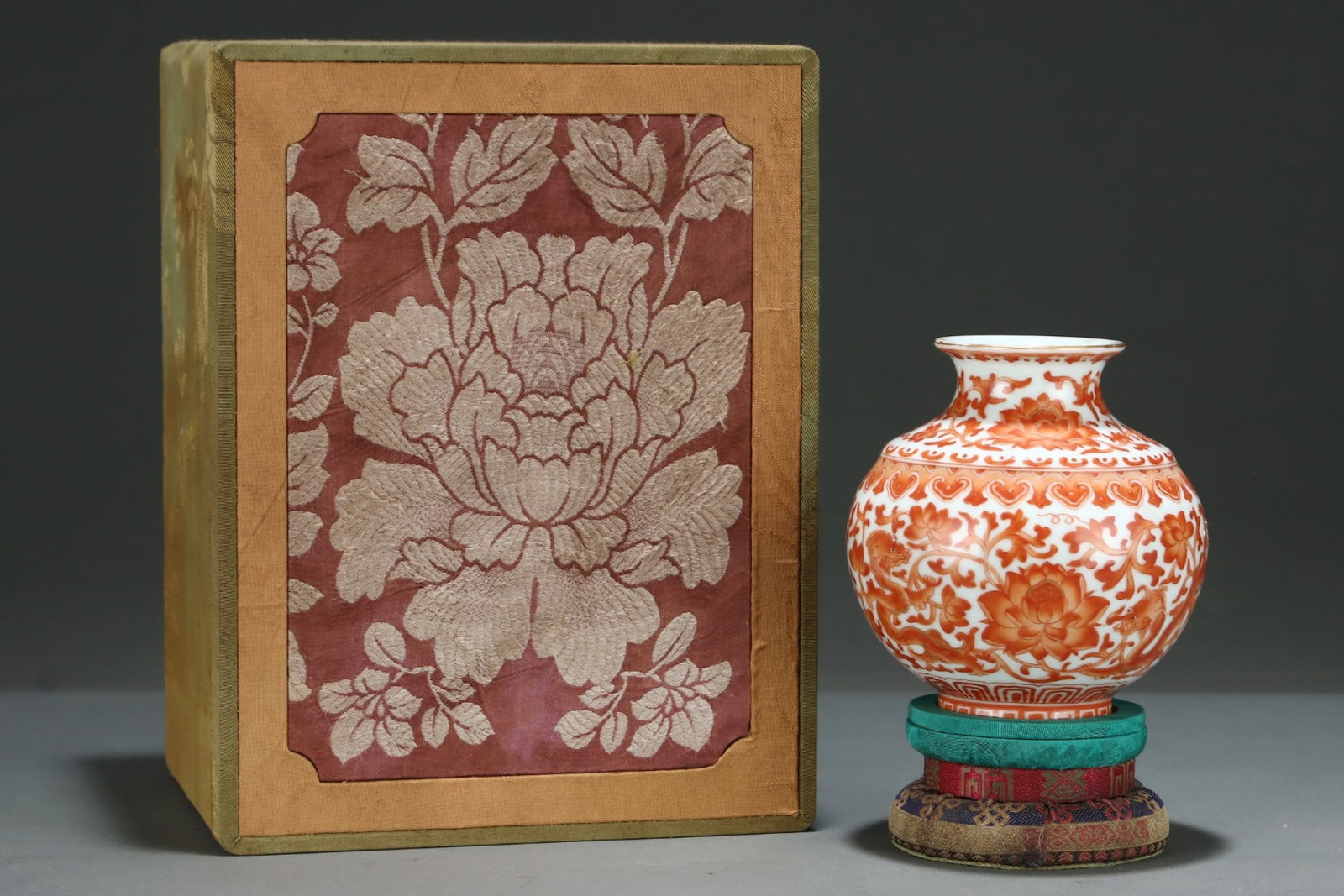 An Exquisite Iron-Red Lotus Pattern Jar: An Exquisite Iron-Red Lotus Pattern Jar,Qing Dynasty,China,Qianlong Six-character Mark,Size:4.7inx4.3in 矾红缠枝莲纹罐,中国清代,ߙ