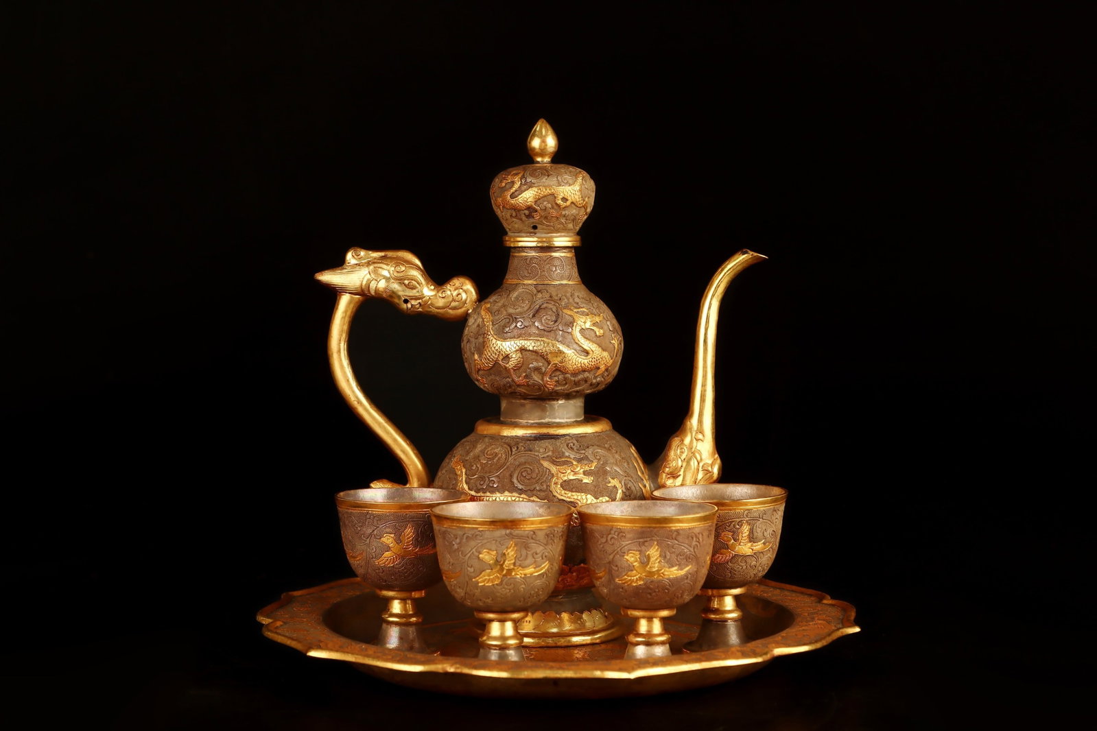 A Set of Exquisite Gilt Bronze Dragon and Phoenix Pattern Wine pots,With Base: A Set of Exquisite Gilt Bronze Dragon and Phoenix Pattern Wine pots,With Base,Tang Dynasty, China,With Mark,Size:8.3inx6.7in 9.1inx0.8in 2.5inx2in Weight:1110g 一套铜鎏金