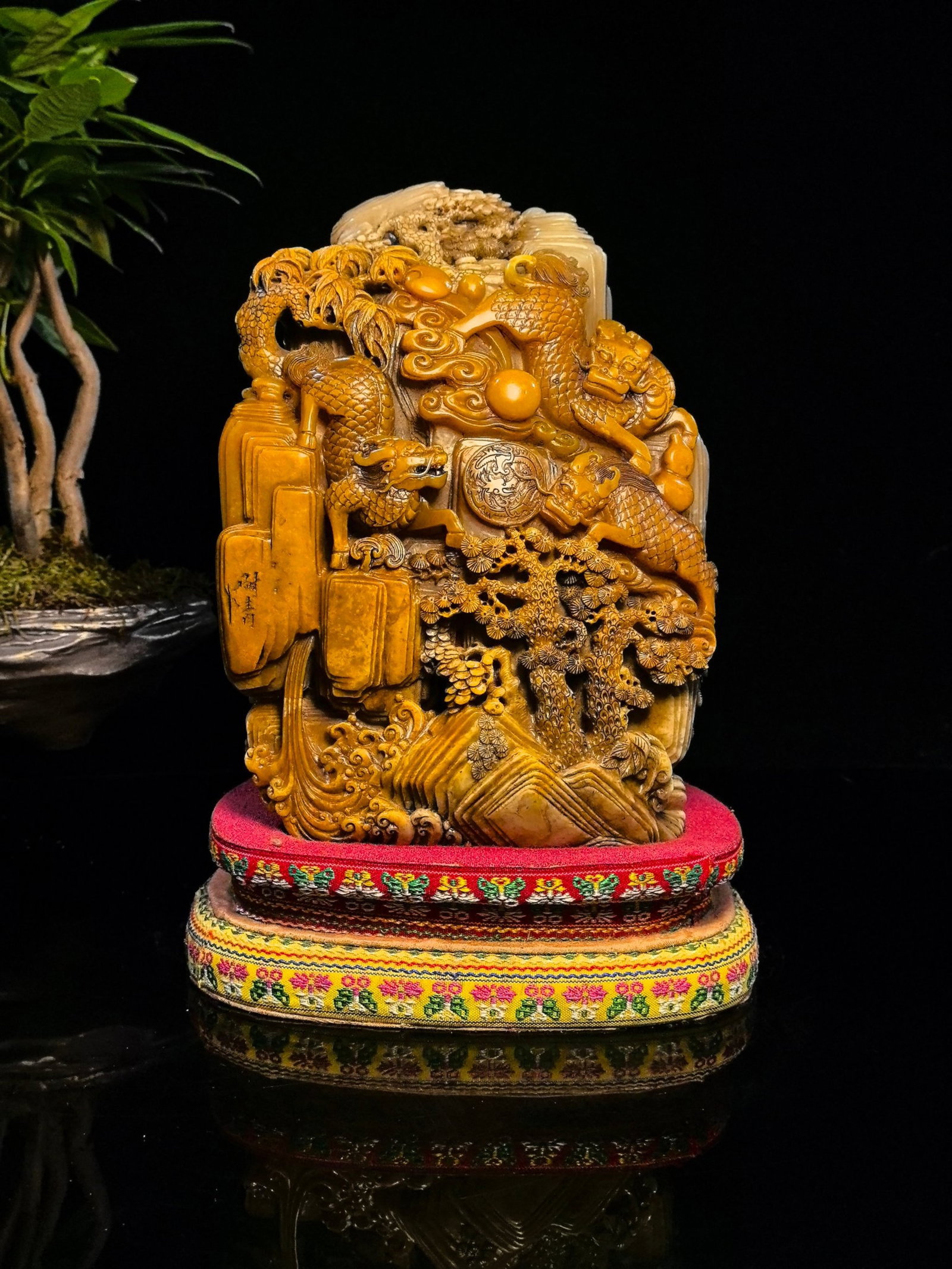 An Exquisite Tianhuang Stone Dragon Pattern Seal: An Exquisite Tianhuang Stone Dragon Pattern Seal,Qing Dynasty,China,Size:9.8inx7.1in,Weight:5.8kg 田黄石龙纹印章,中国清代