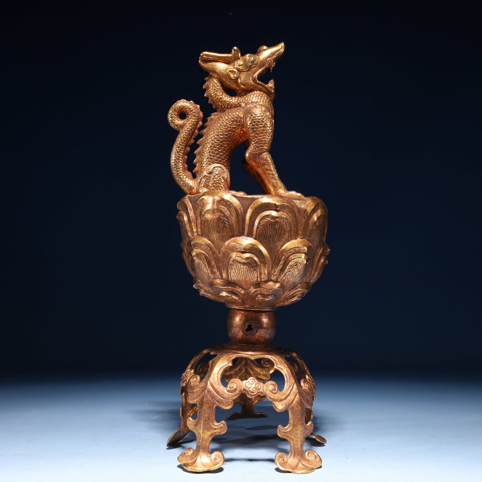 An Exquisite Gilt Bronze Dragon Censer: An Exquisite Gilt Bronze Dragon Censer,Qing Dynasty,China,Size:5.1inx12.2in,Weight:1500g 铜鎏金龙香炉,中国清代