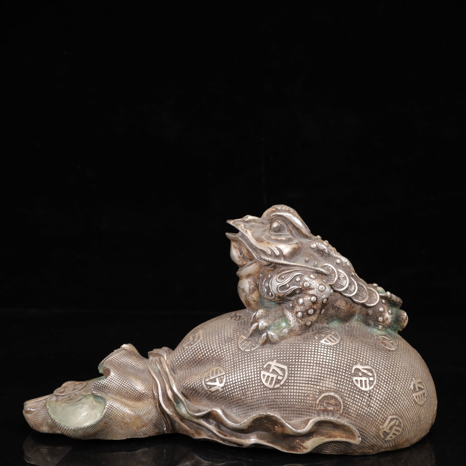 An Exquisite Silver-Plated Bronze Golden Toad Ornament: An Exquisite Silver-Plated Bronze Golden Toad Ornament,Qing Dynasty,China,Qianlong Four-Character Mark,Size:9.1inx5.1inx5.5in,Weight:2500g 铜镀银金蟾摆件,