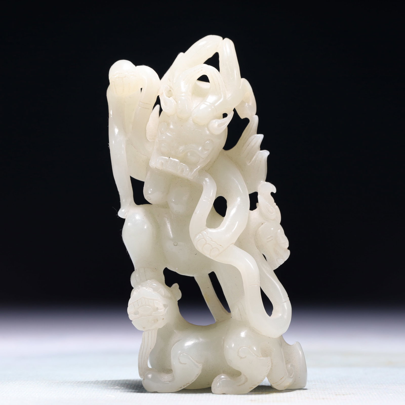 An Exquisite White Jade Dragon Ornament: An Exquisite White Jade Dragon Ornament,Qing Dynasty,China,Size:2inx1.2inx4.3in,Weight:250g 白玉龙摆件,中国清代