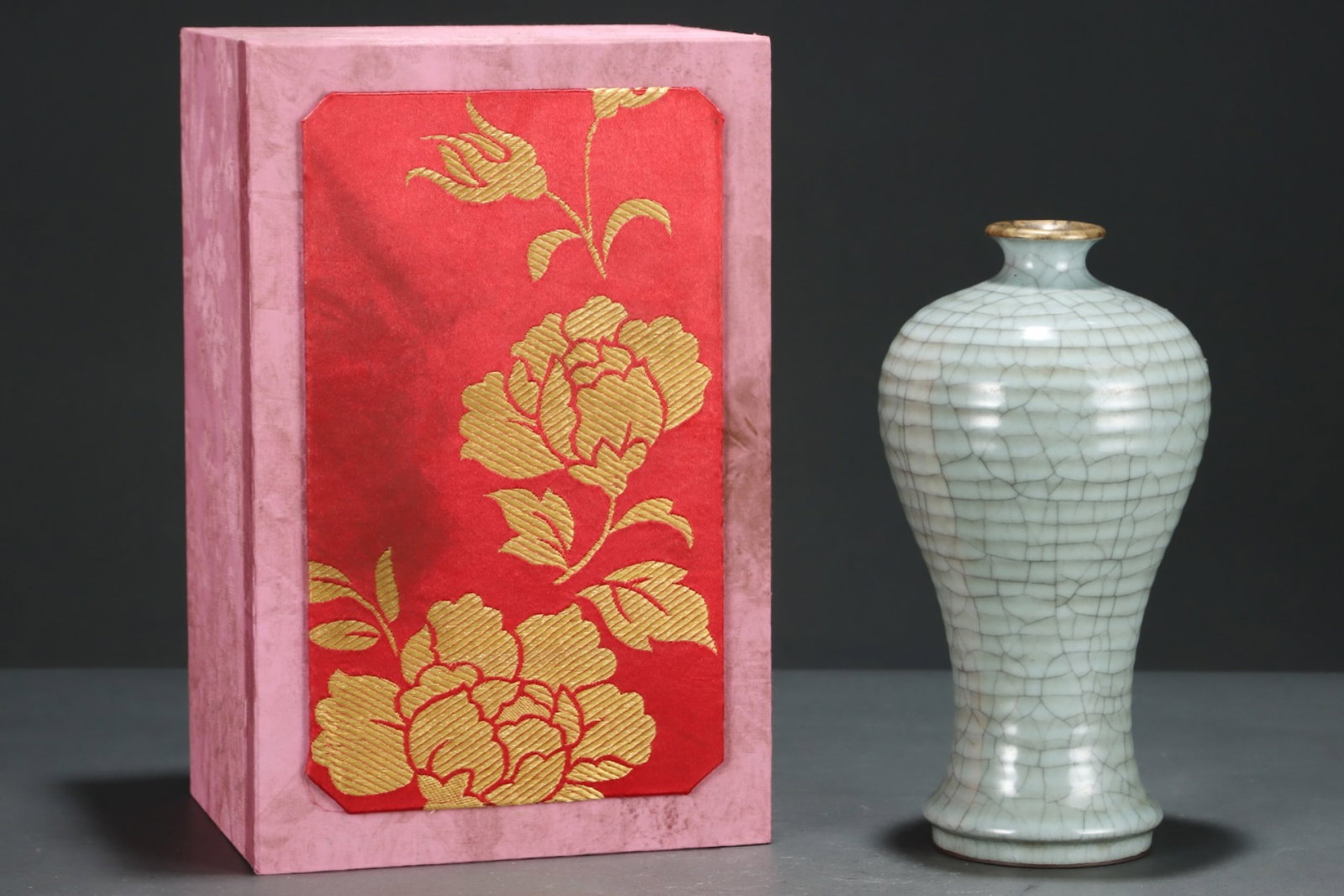 An Exquisite Guan yao Cover with Gold Vase,with an Imperial Poem by Emperor Qianlong: An Exquisite Guan yao Cover with Gold Vase,with an Imperial Poem by Emperor Qianlong,Song Dynasty,China,Size:9.4inx5.1in 官窑包金瓶,带乾隆御ག