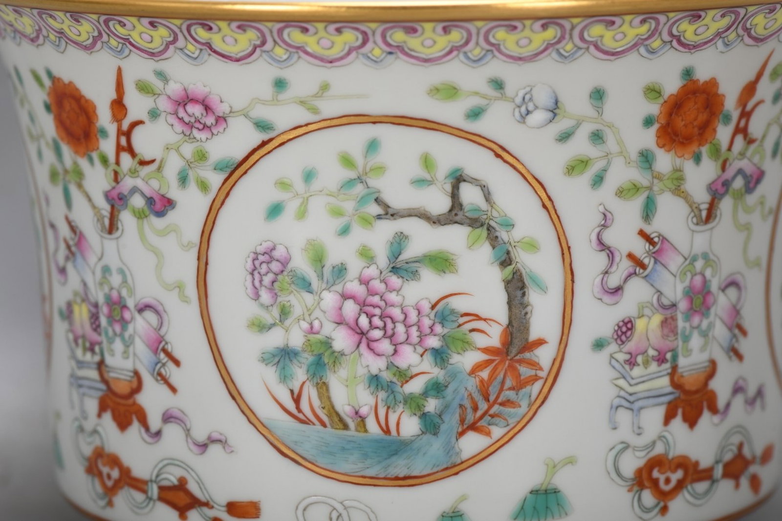 An Exquisite Enamel Flower Pattern Basin - 2