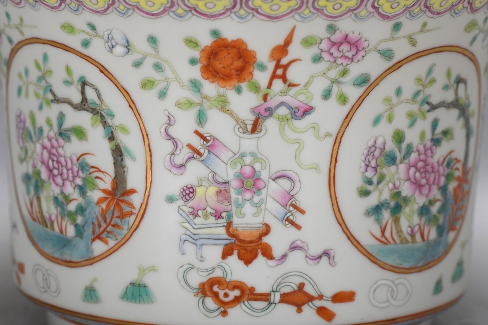 An Exquisite Enamel Flower Pattern Basin - 3