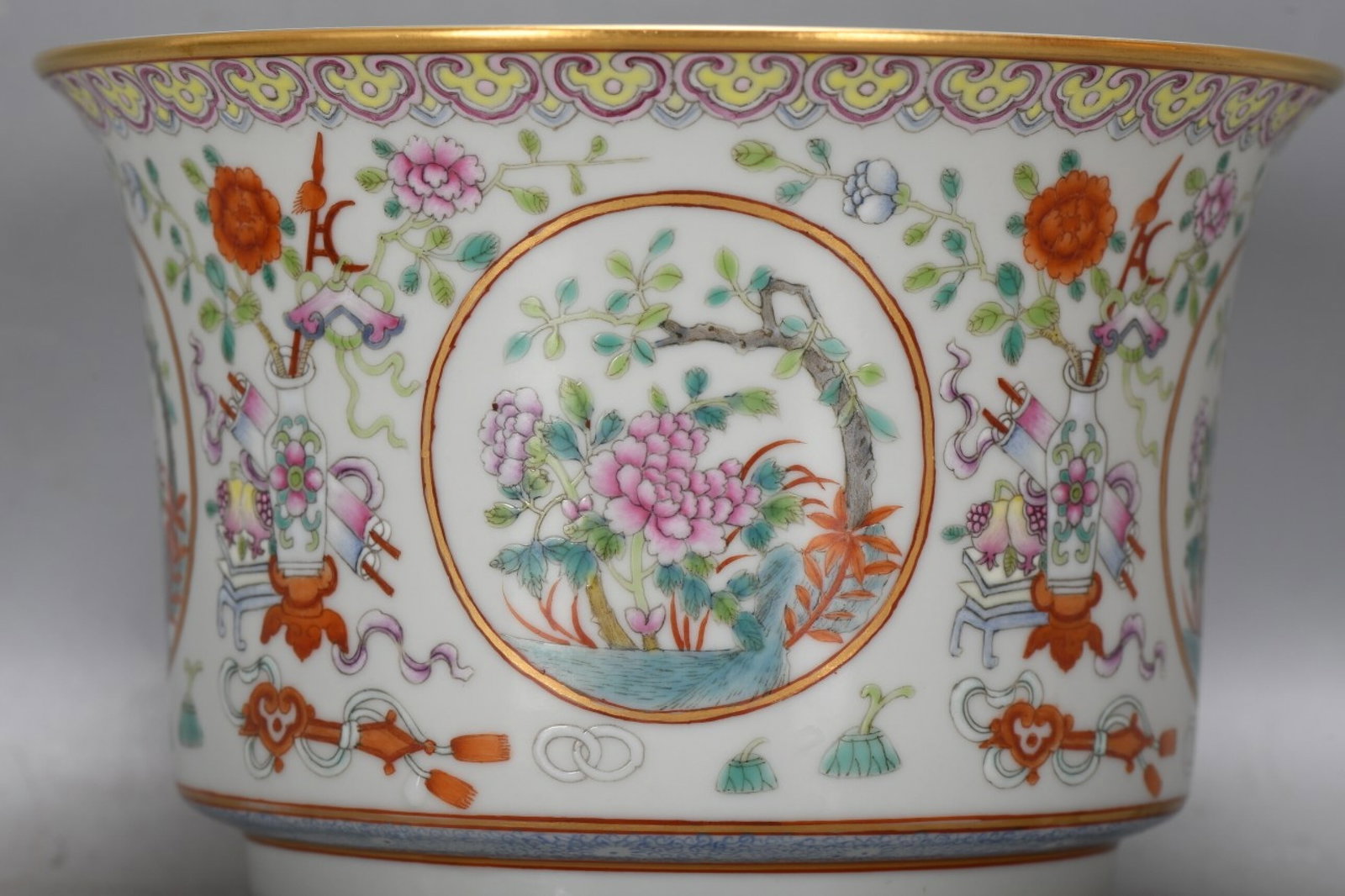 An Exquisite Enamel Flower Pattern Basin - 4
